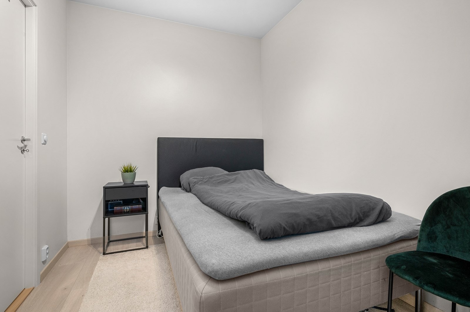 Romslig soverom med god plass til dobbeltseng og skrivepult/garderobeskap o.l. Galleribilde