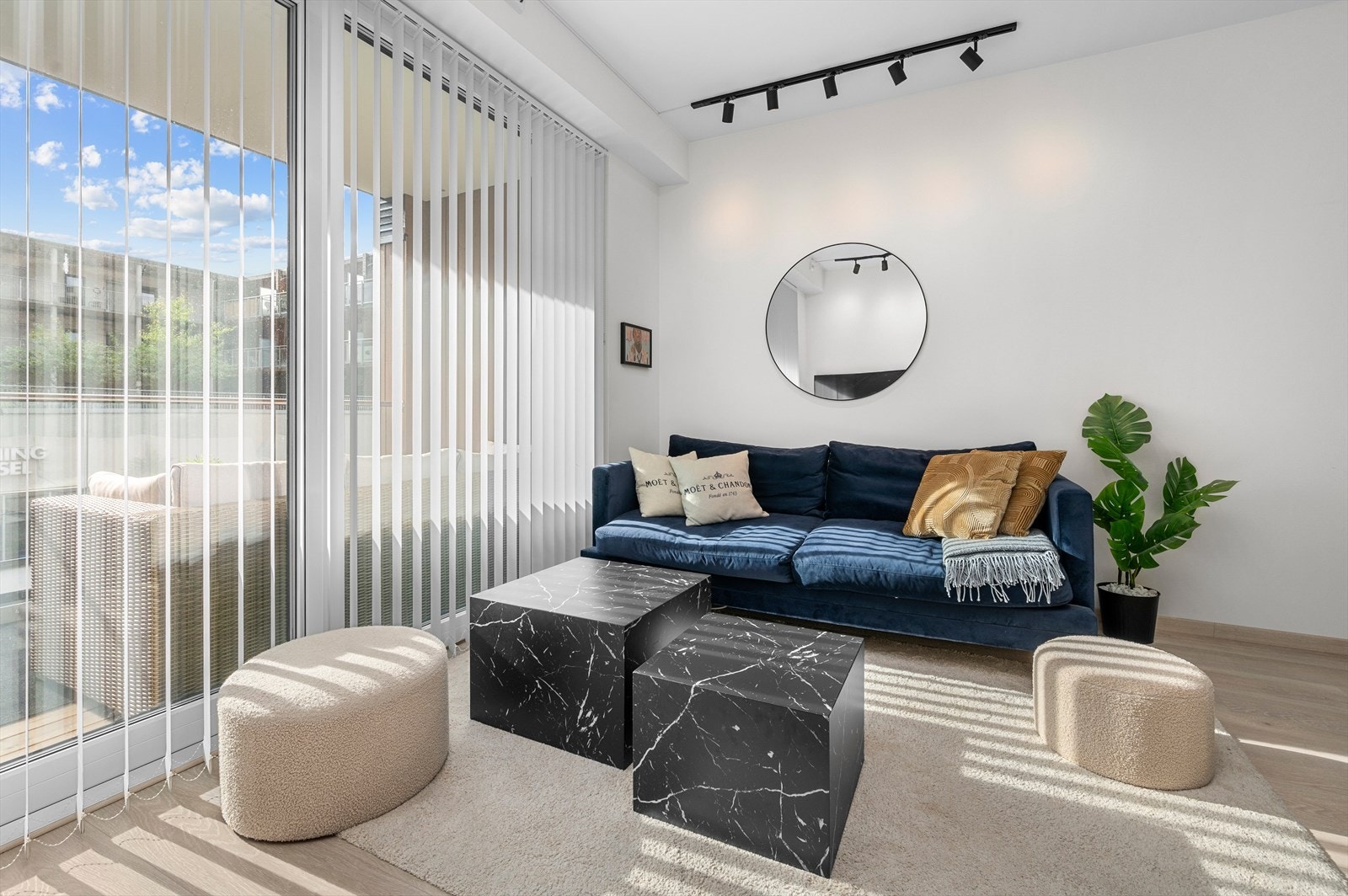 Leiligheten har et åpent stue- og kjøkkenareal med god plass til både sofakrok og spisebord. Galleribilde