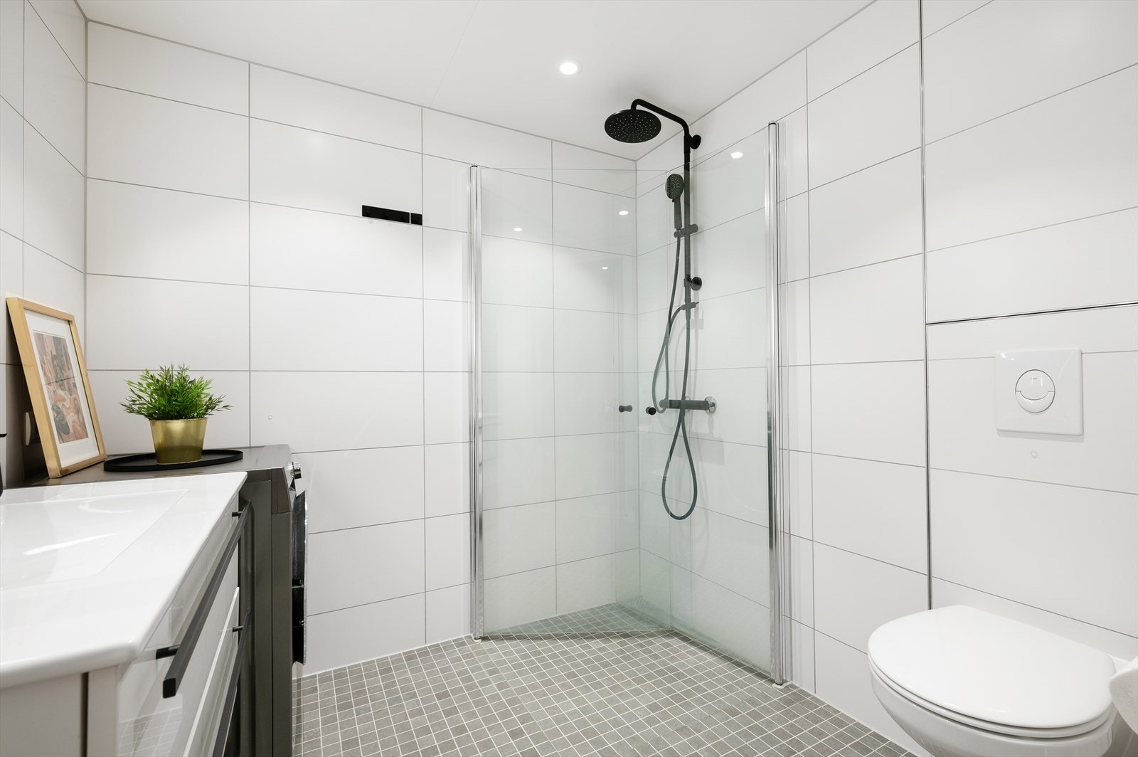 Badet har god størrelse med opplegg for både vaskemaskin og tørketrommel. Galleribilde