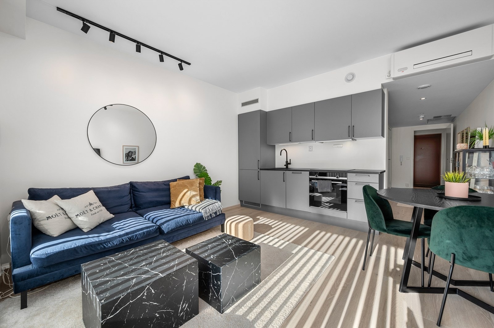 Her er planløsningen virkelig utnyttet til det ypperste og skaper en god atmosfære i rommet. Galleribilde