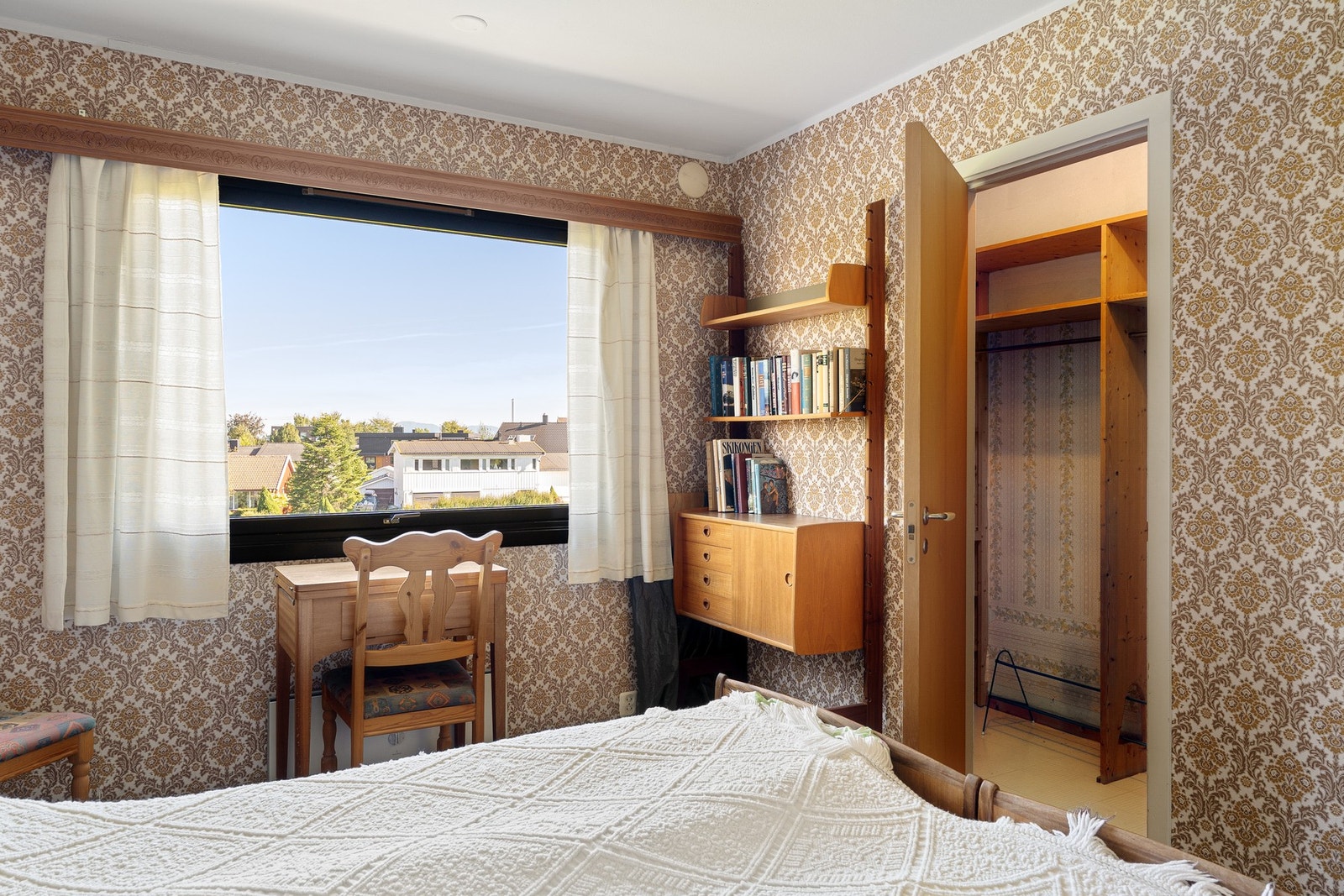 Walk-in-closet i tilknytting av soverommet. Galleribilde