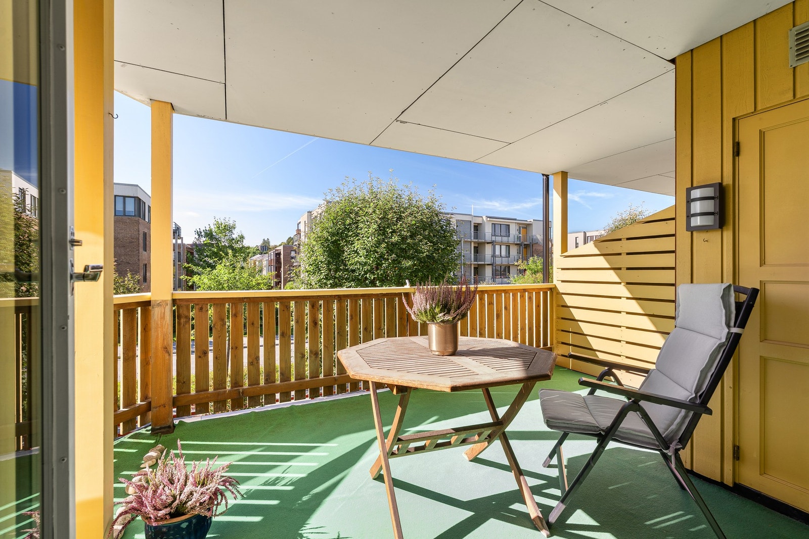 Her er det god plass til ønsket utemøblement, grill etc. Galleribilde
