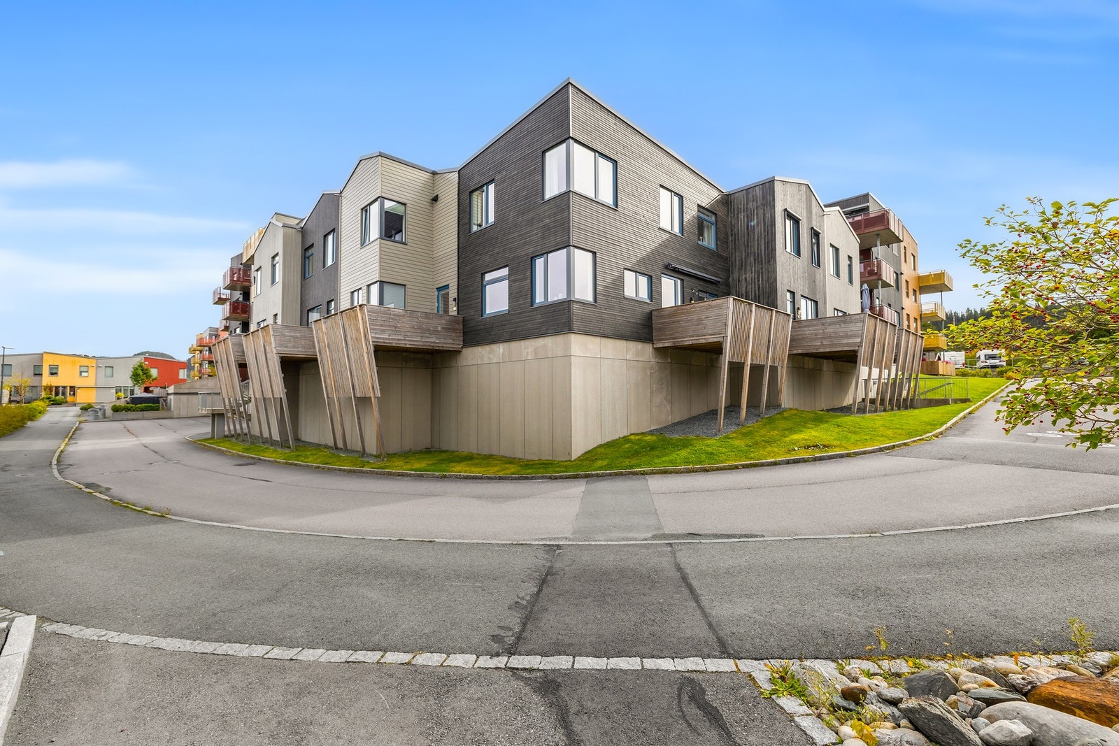 Felleskostandene inkl. bl.a fjernvarme (varmtvann/oppvarming), TV-pakke og fibernett. Galleribilde