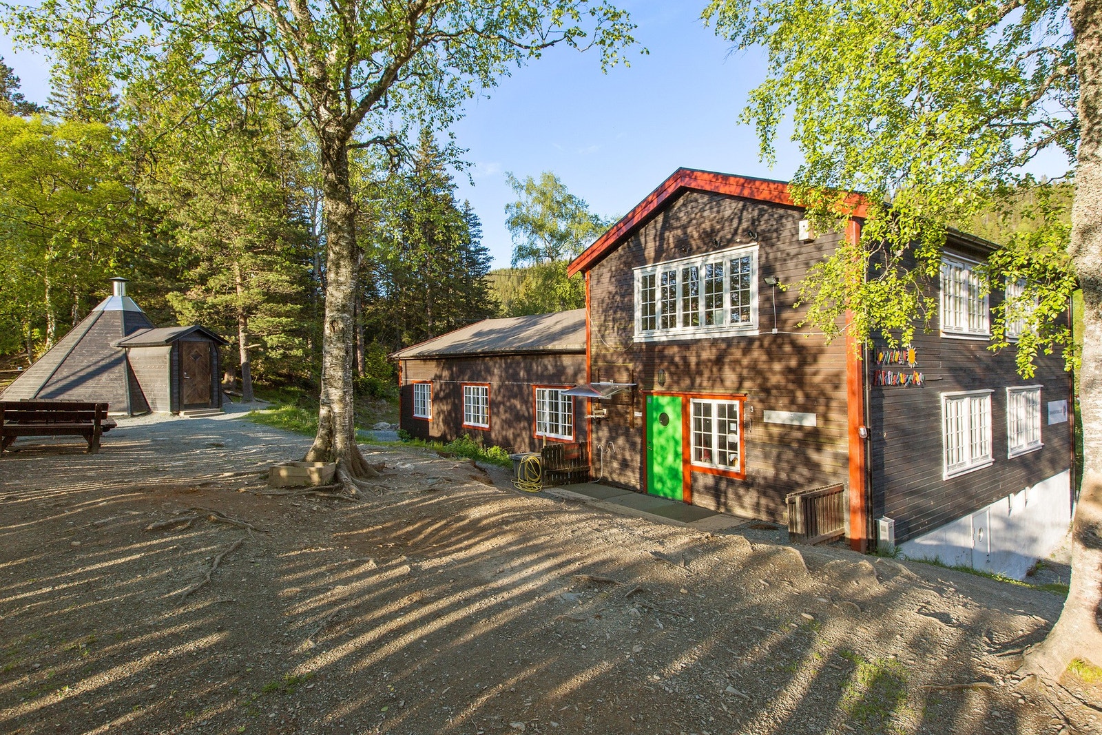 Fra boligen er det kort gangavstand til Tjønnstuggu. Her finner man også lysløyper på vinterstid. Galleribilde