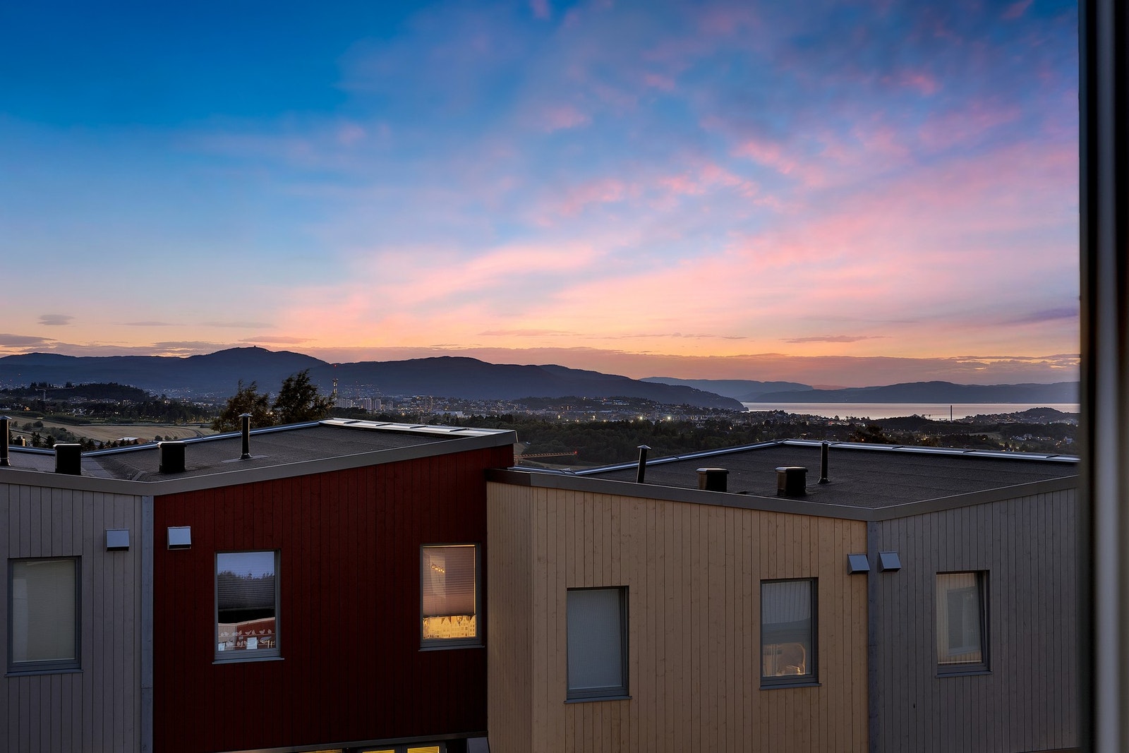 EiendomsMegler 1 v/Frank Robert Bae har gleden av å presentere et stilrent og moderne rekkehus med hjørnebeliggenhet på
familievennlige Reppetoppen. Galleribilde