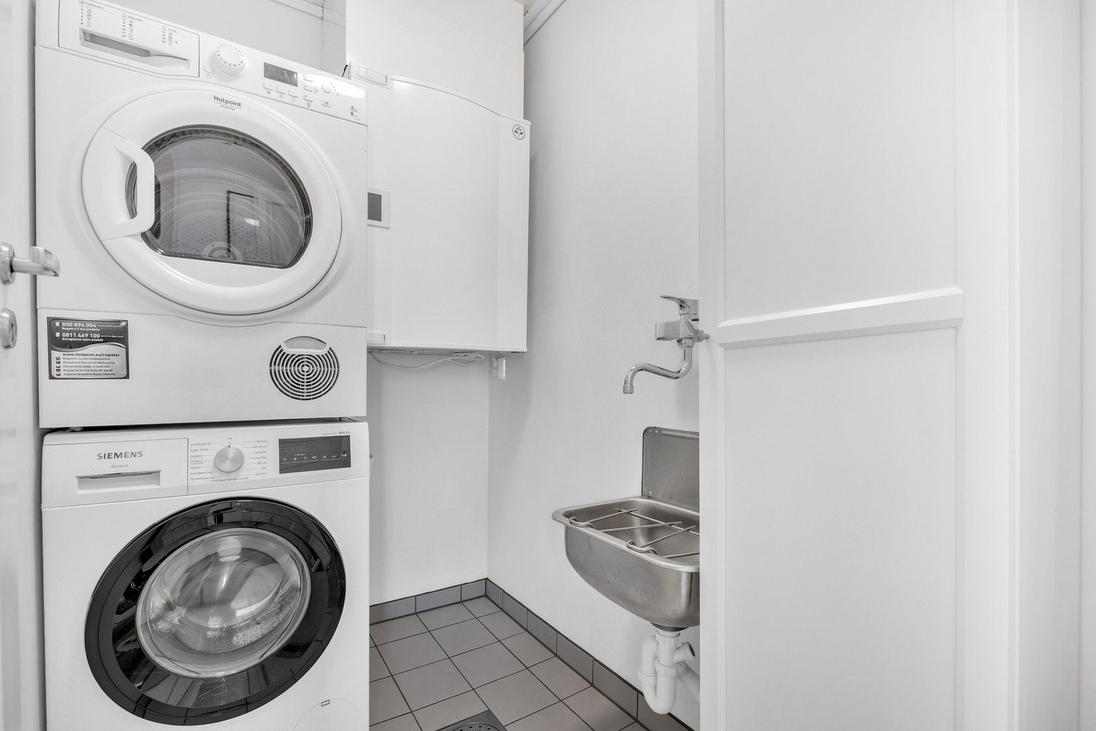 Mange vil sette pris på det separate vaskerommet, som ligger vegg-i-vegg med badet. Galleribilde