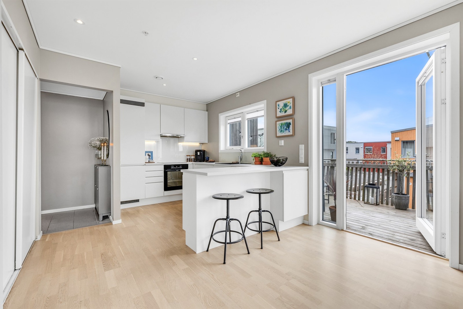 Kjøkkenet ble oppgradert med ny benkeplate, karusell i hjørneskap og platetopp i 2024, samt ny stekeovn i 2025. Galleribilde