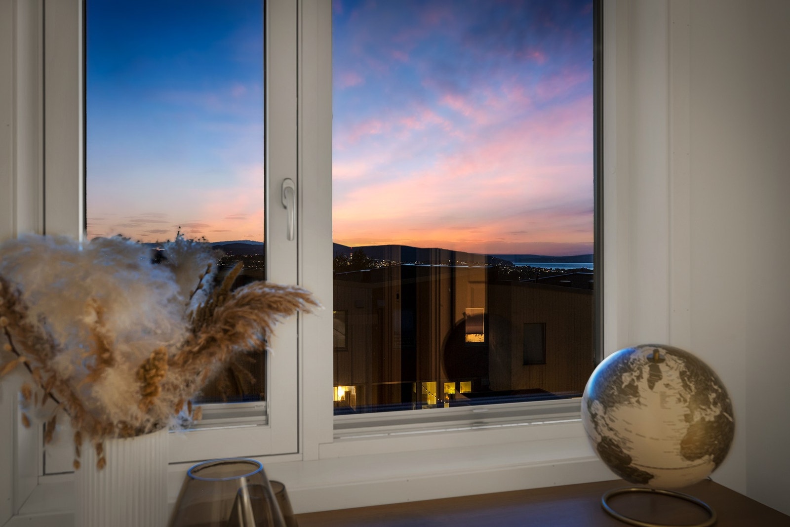 Boligen har en veldig fin utsikt mot byen og fjorden fra flere vinduer, men har generelt sett lite innsyn fra omgivelsene. Galleribilde