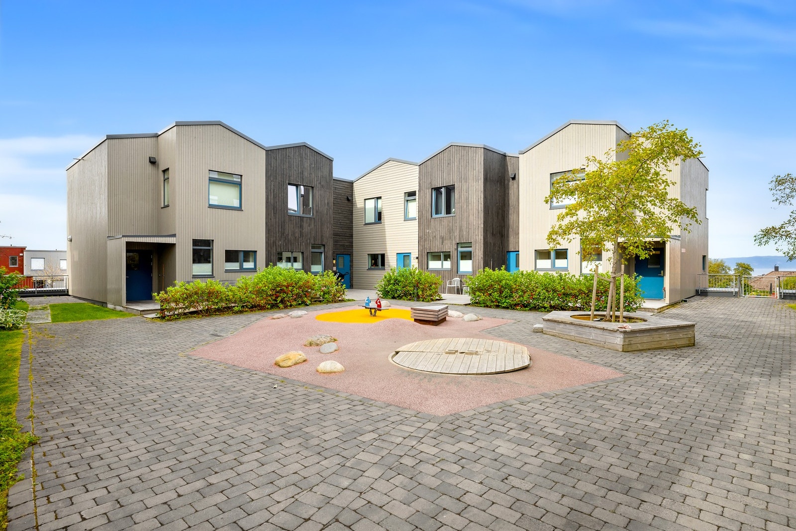 Området beskrives best som barnevennlig, og nærmeste lekeplass er like utenfor ytterdøren. Galleribilde