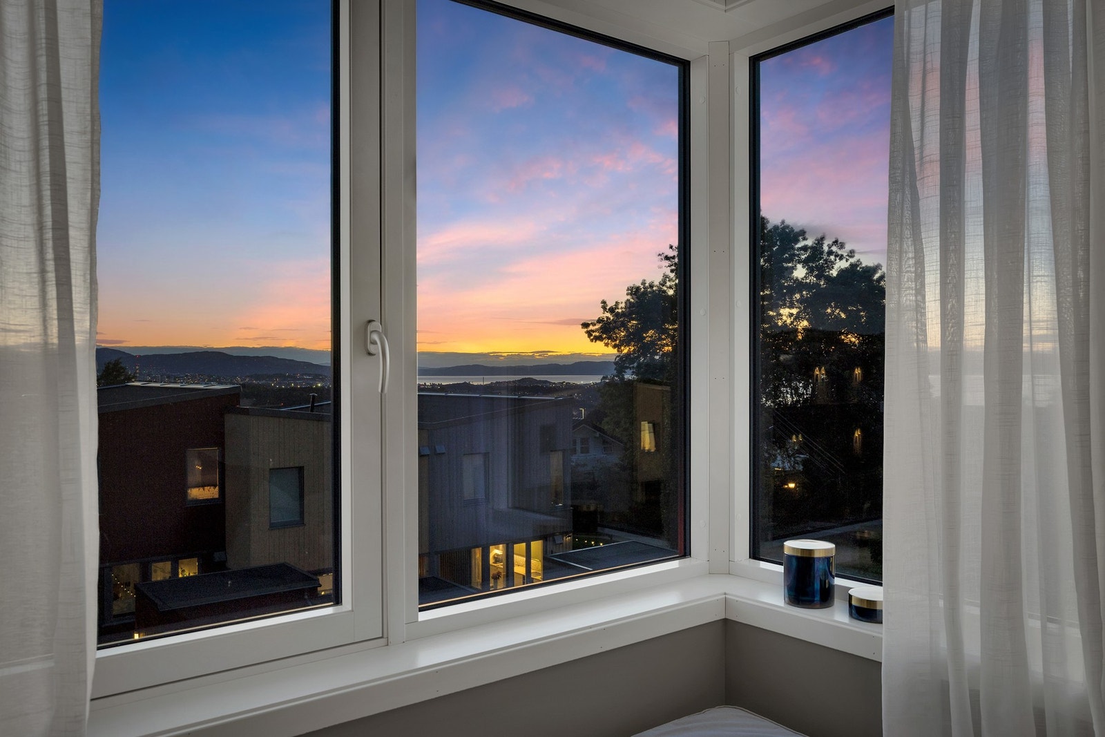 Det er ingen overdrivelse å si at boligens hjørnebeliggenhet er en av de bedre i området. Galleribilde