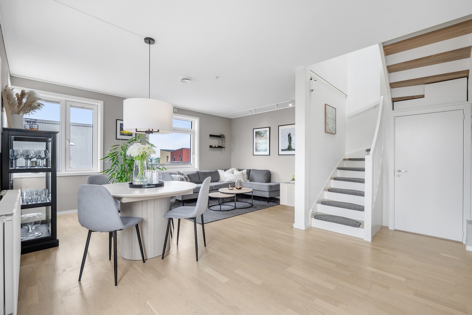 God plass til spisebord i overgangen mellom stue og kjøkken. Galleribilde