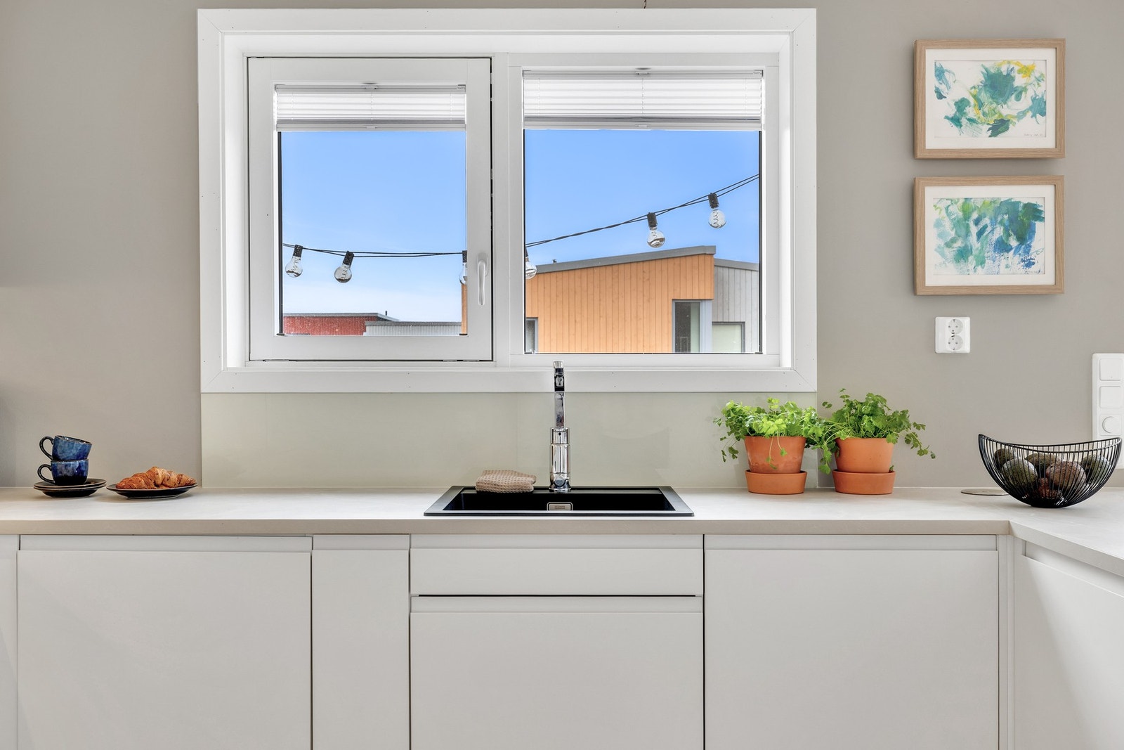 Et godt lysinnslipp er gjentagende i hele boligen, og kjøkkenet er intet unntak. Galleribilde