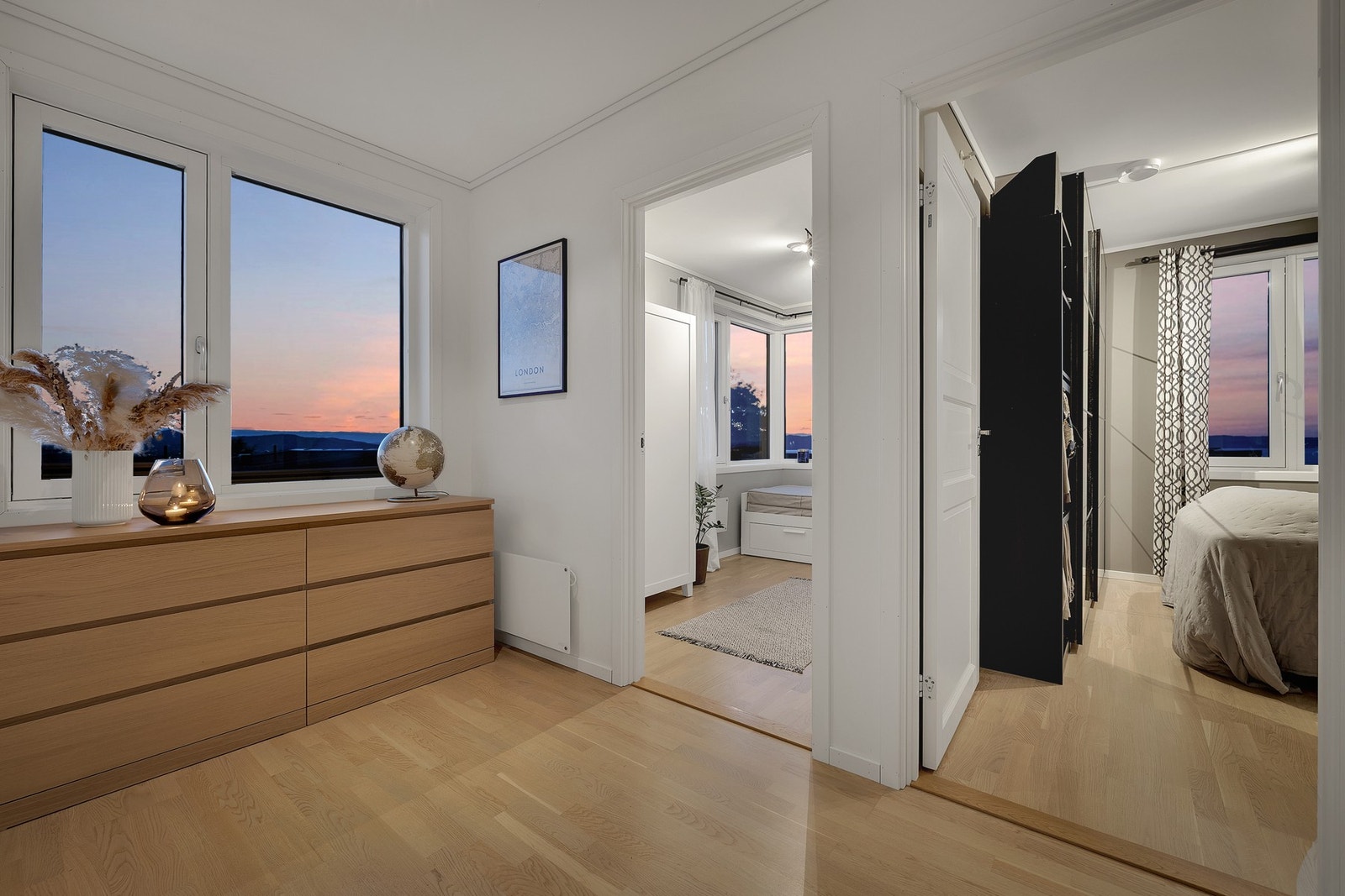 Romslig gang som binder soverommene og våtrommene sammen. Her er det plass til div. garderobeløsninger, ev. en kontorpult eller en lesekrok. Galleribilde