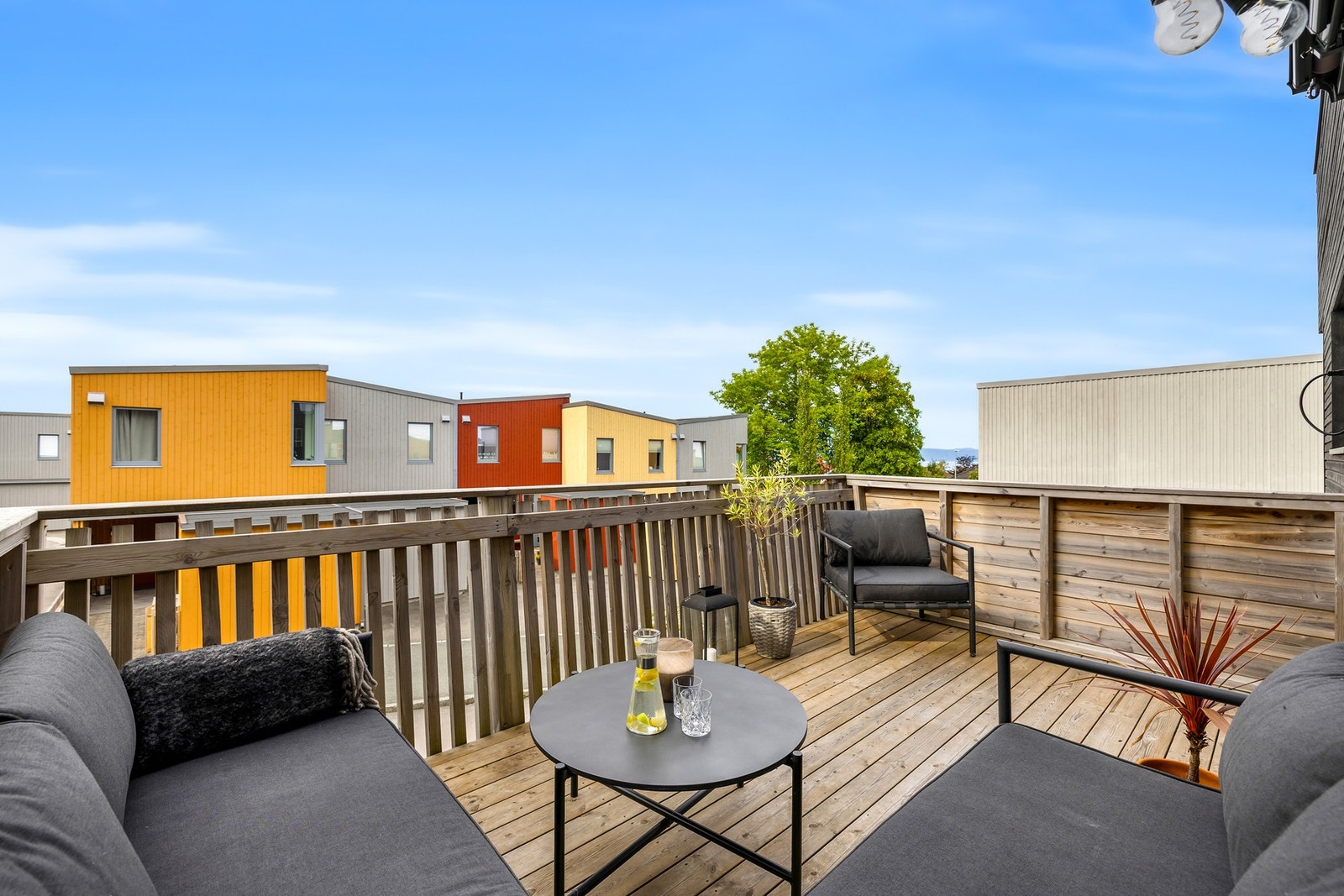 Her nyter du solen fra ca. kl. 13:00 til solnedgang på sommerstid. Galleribilde