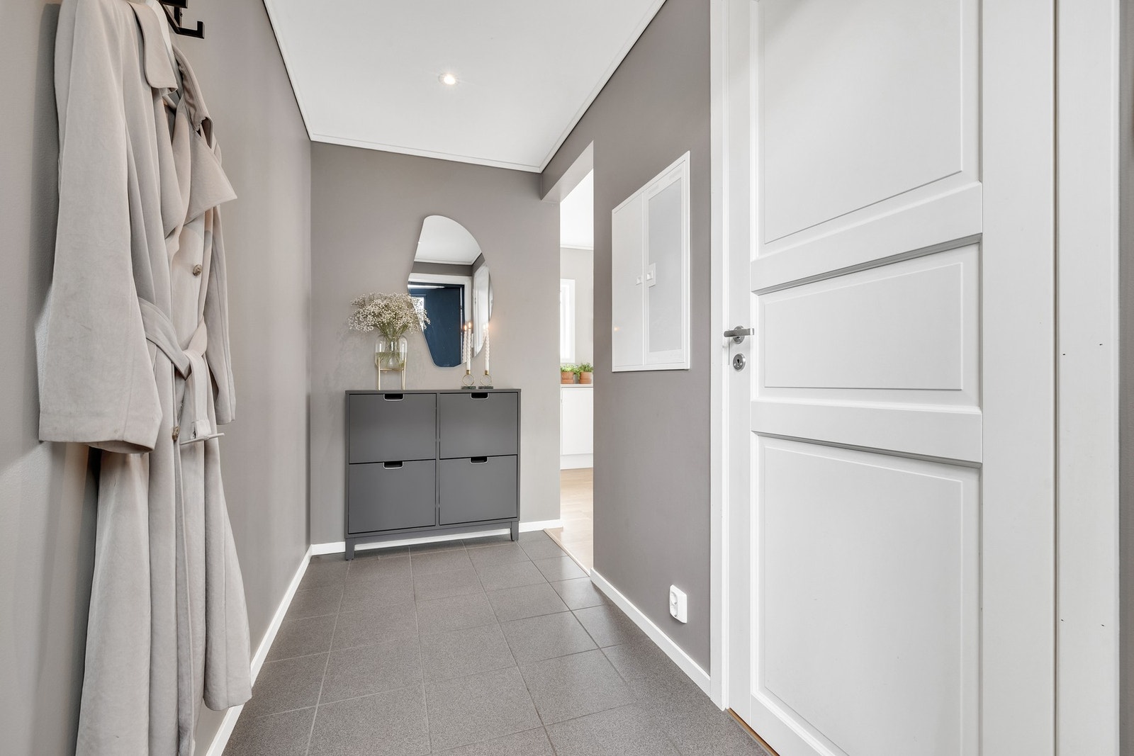 Flislagt inngangsparti med varmekabler i gulv. Galleribilde