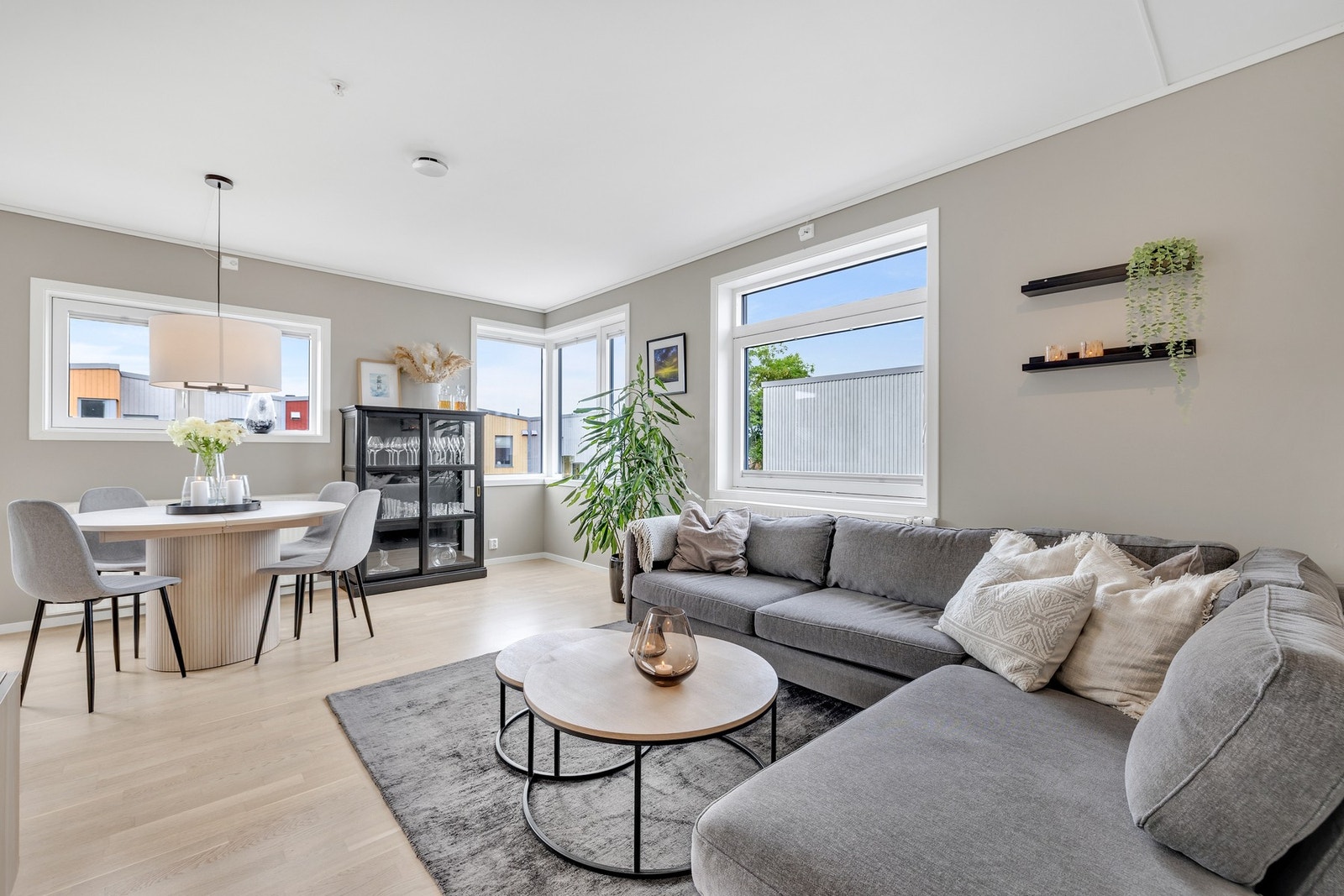 Selger fremhever spesielt det fine lyset man får ved å ha hjørnebeliggenhet og ekstra vindusflater. Dette bidrar til boligens lette og luftige atmosfære. Galleribilde