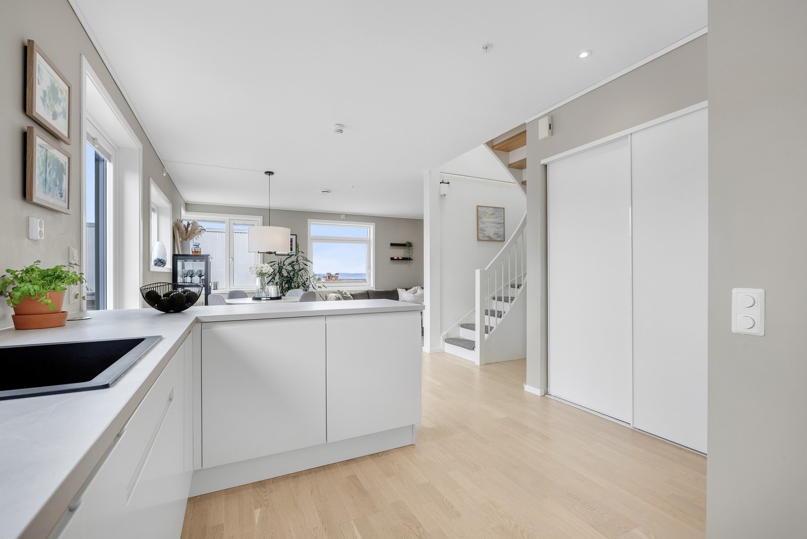 Hvitevarer på kjøkken følger handelen. Galleribilde