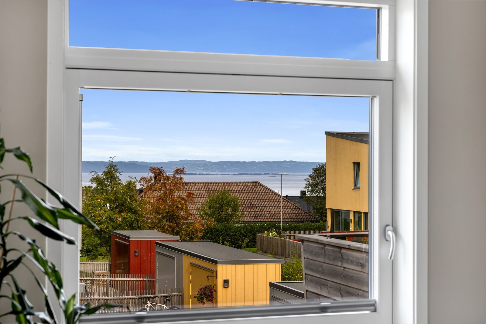 Fra flere av boligens vinduer kan du nyte en herlig fjordutsikt. Galleribilde