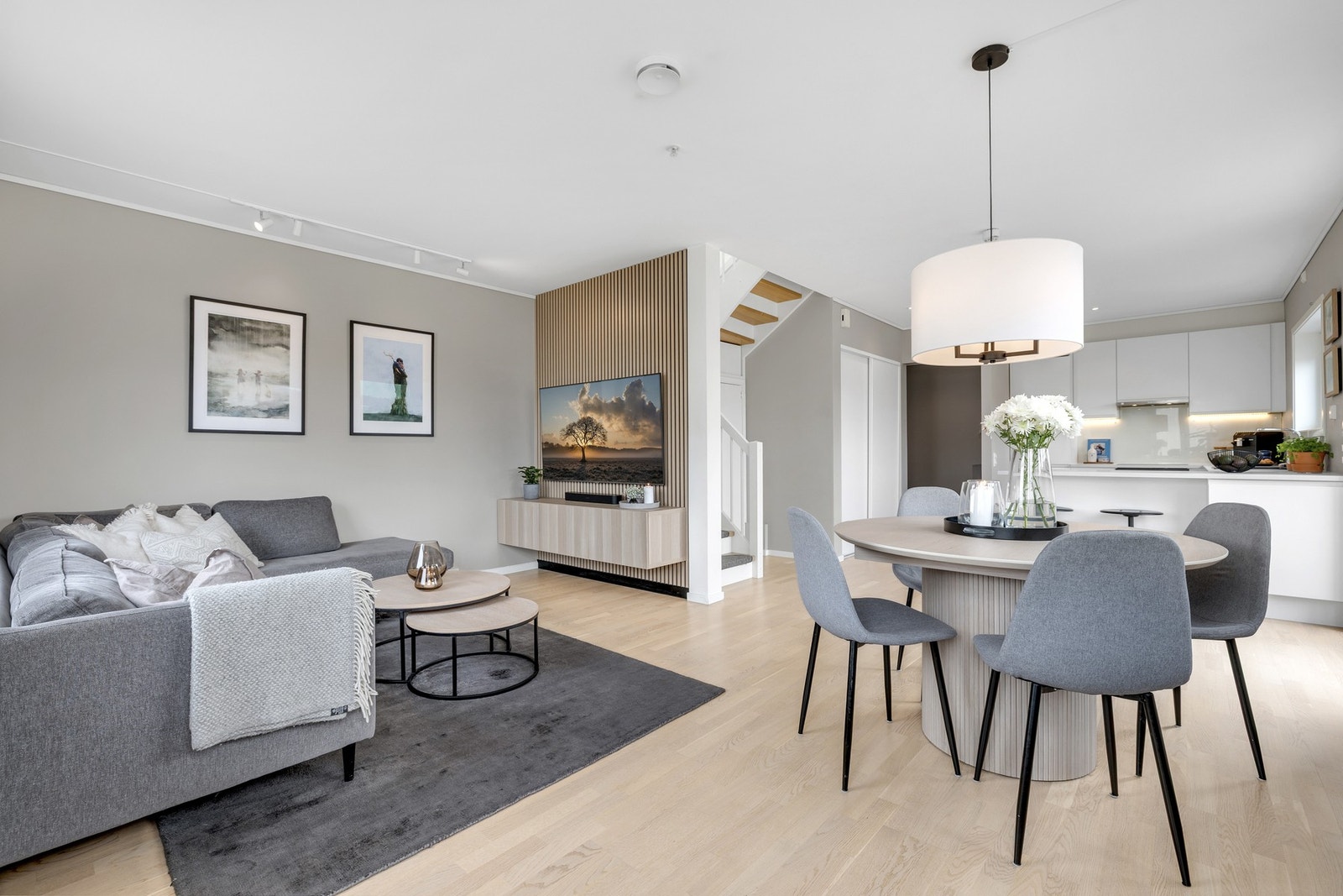 Fine detaljer med spilevegg og hvit spotskinne. Galleribilde