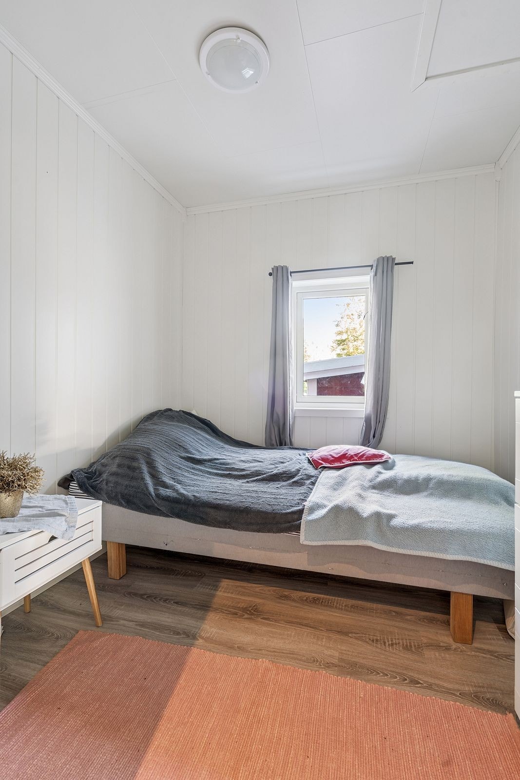 Soverommet har adkomst fra stuerommmet og innehar luke i tak. Galleribilde