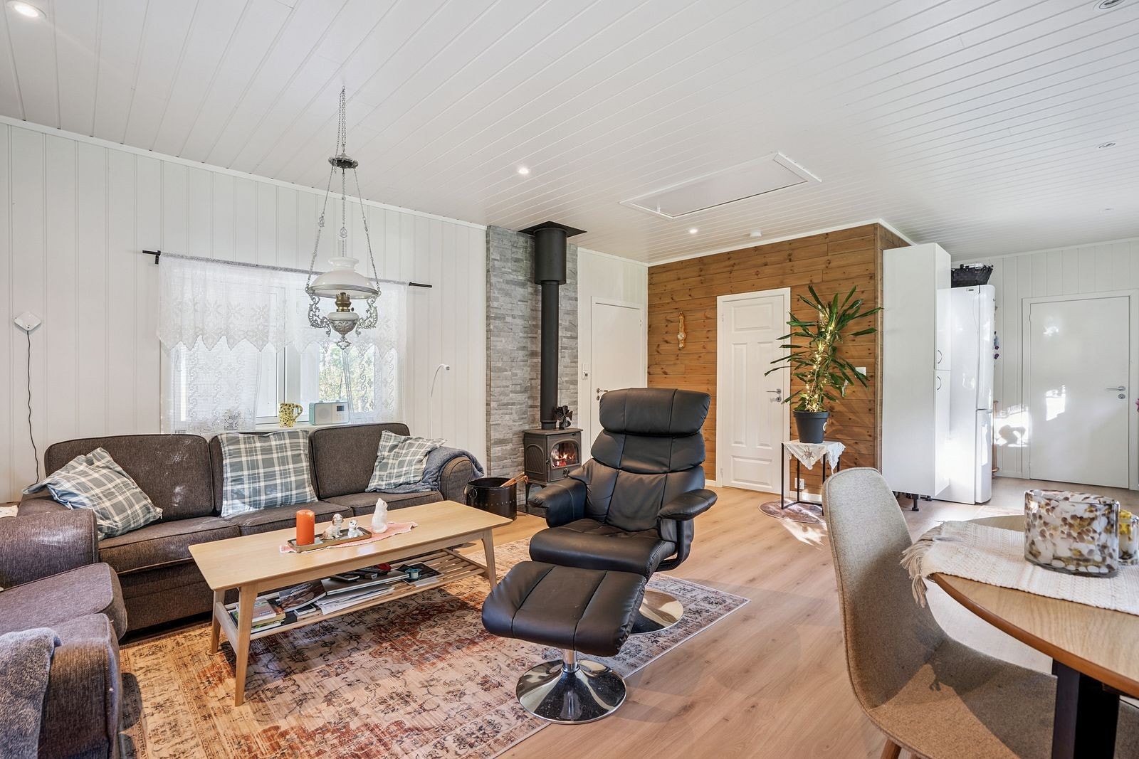 Den flotte vedovnen ligger slik til at den kan sees fra hele rommet. Varmepumpen er også installert på stuen. Varmefolie i stuegulv, gang og i det tilbygde arealet i enden av kjøkkenet. Galleribilde