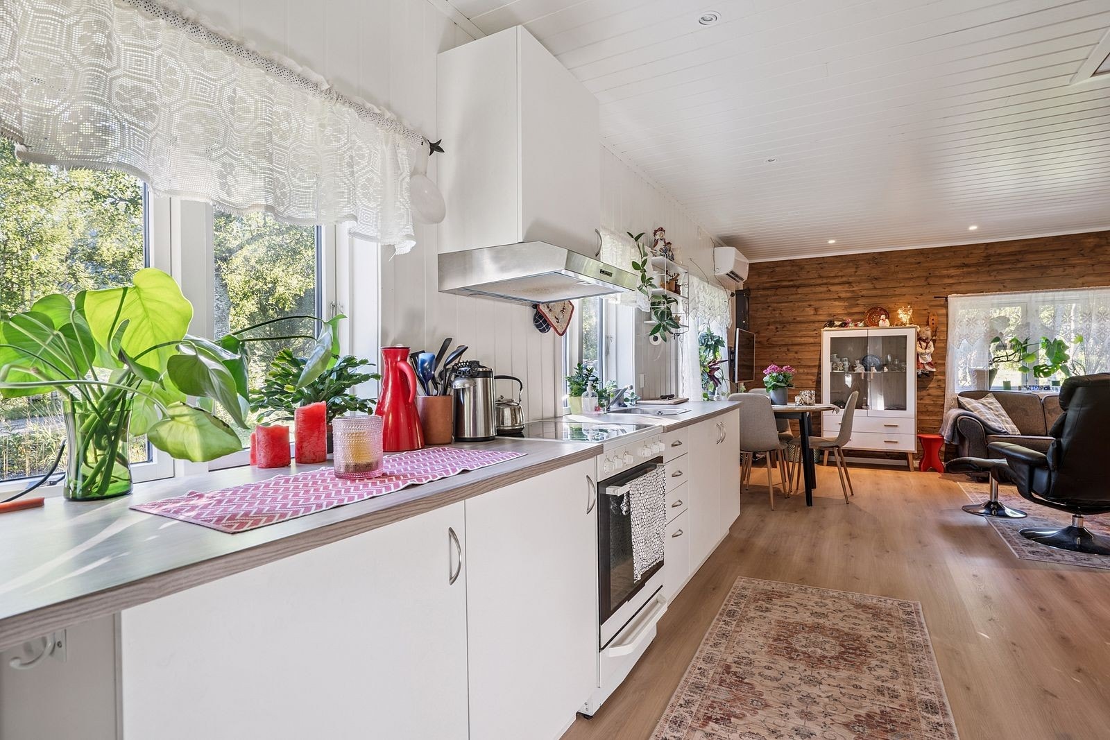 Det er godt med lys inn i stuerommet og kjøkken, det er hele 5 vinduer i rommet. Galleribilde