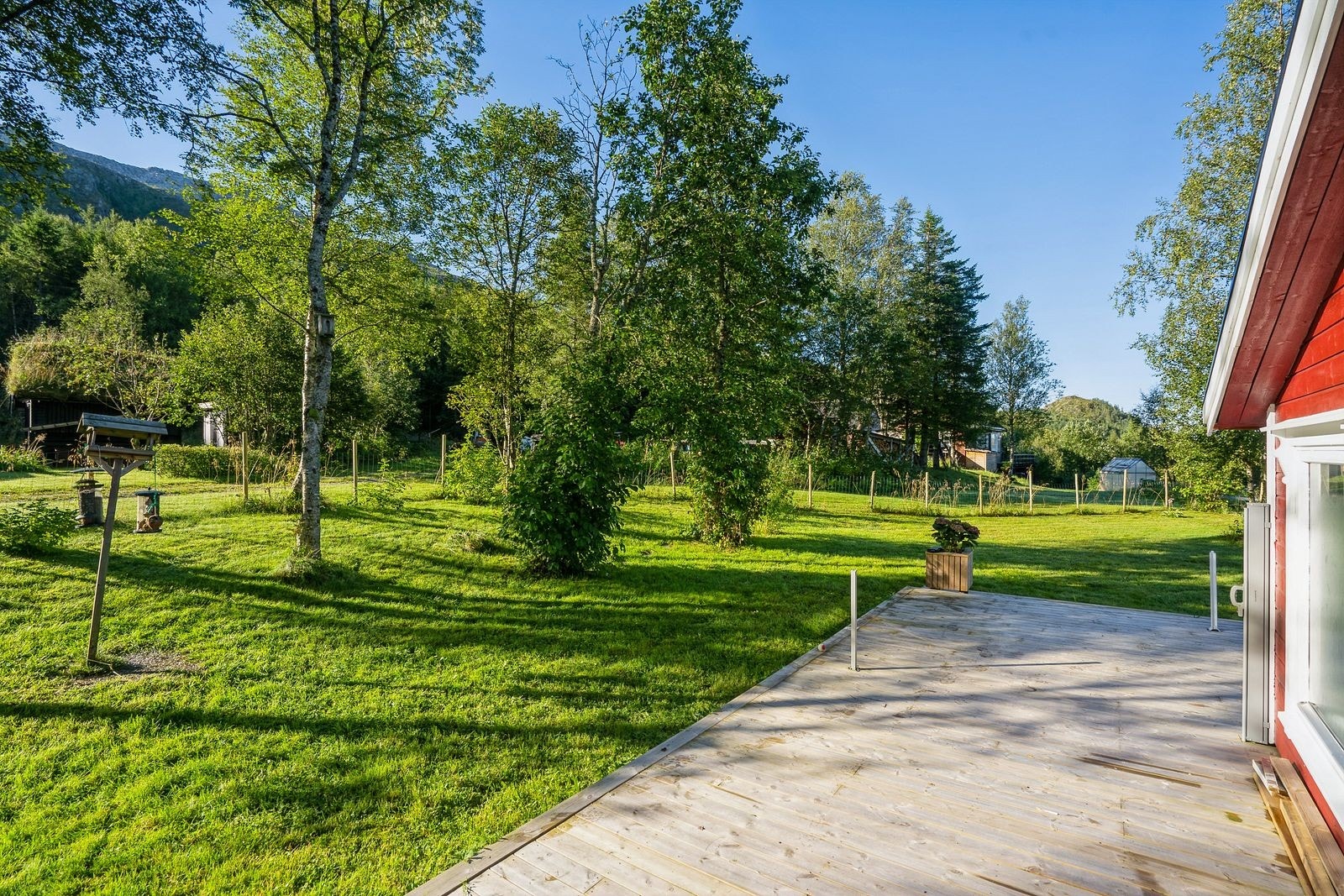 3 levegger i stivt tøy er forankret i hytteveggen. Galleribilde