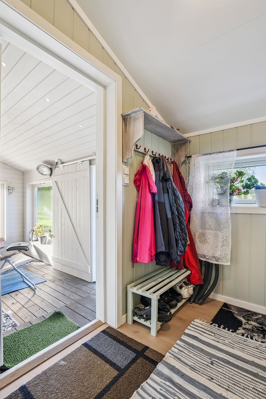 Lemmen som sees i uterommet skyves på skinner og dekker åpningen ut om det er ønskelig. Spotter i tak og kontakter i uterommet. Galleribilde