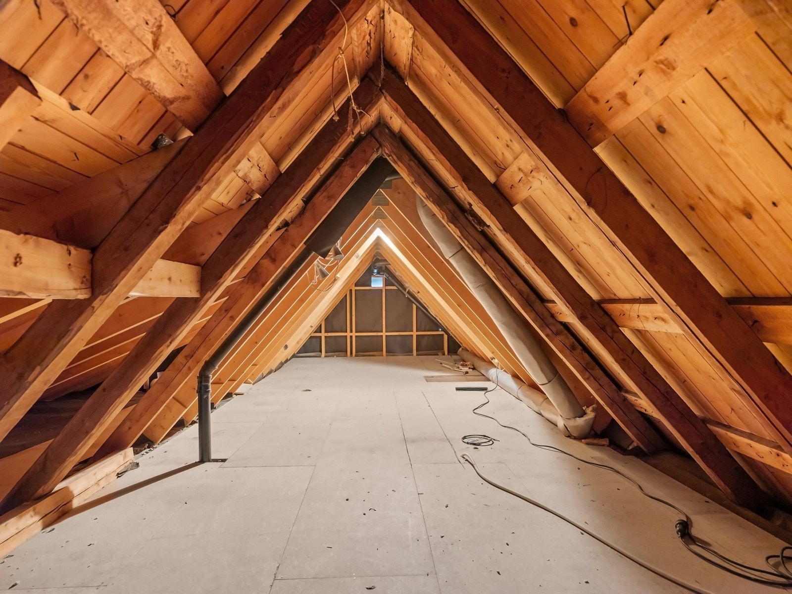 Stort lagringsloft på 18 kvm over boligen - ideell for sesongoppbevaring og ekstra plass Galleribilde