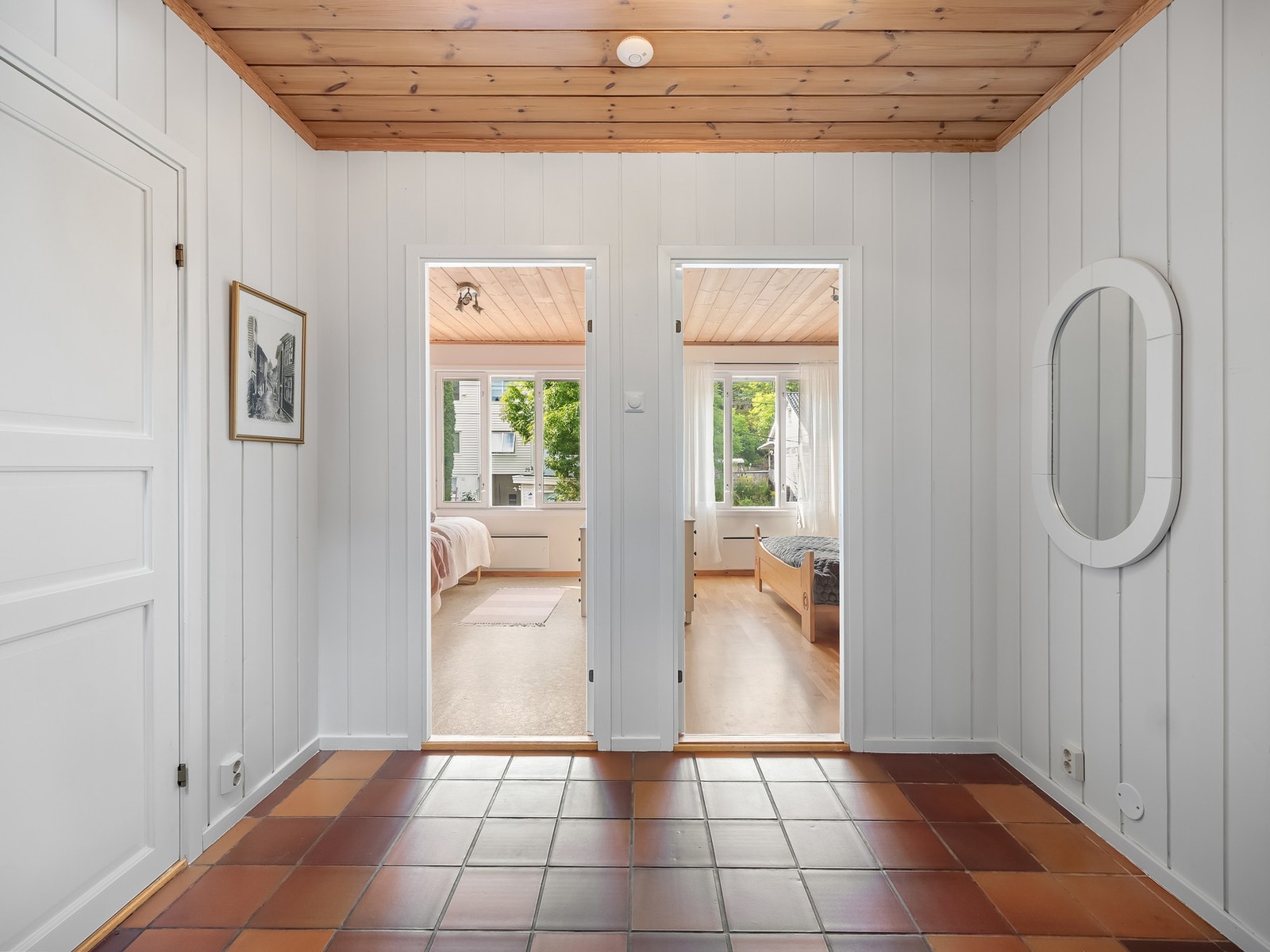 Entré med flislagt gulv og god plass til yttertøy og sko Galleribilde