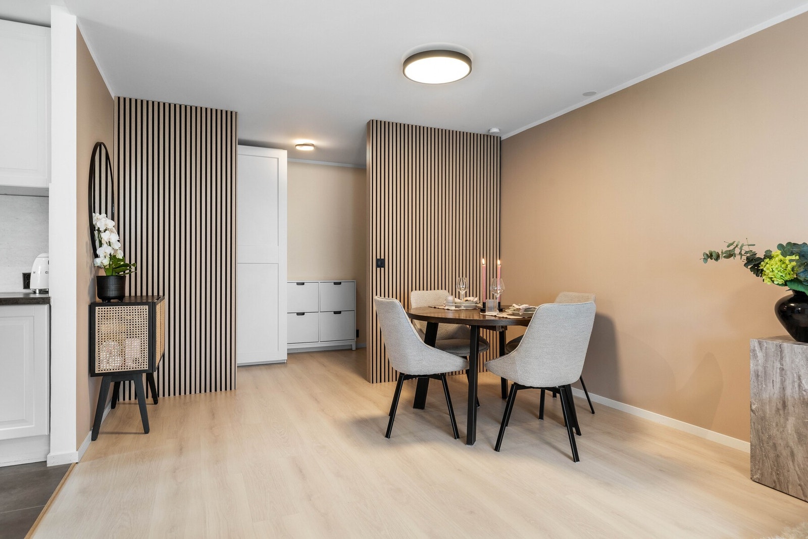 Det er gode garderobeløsninger i entreen. Galleribilde