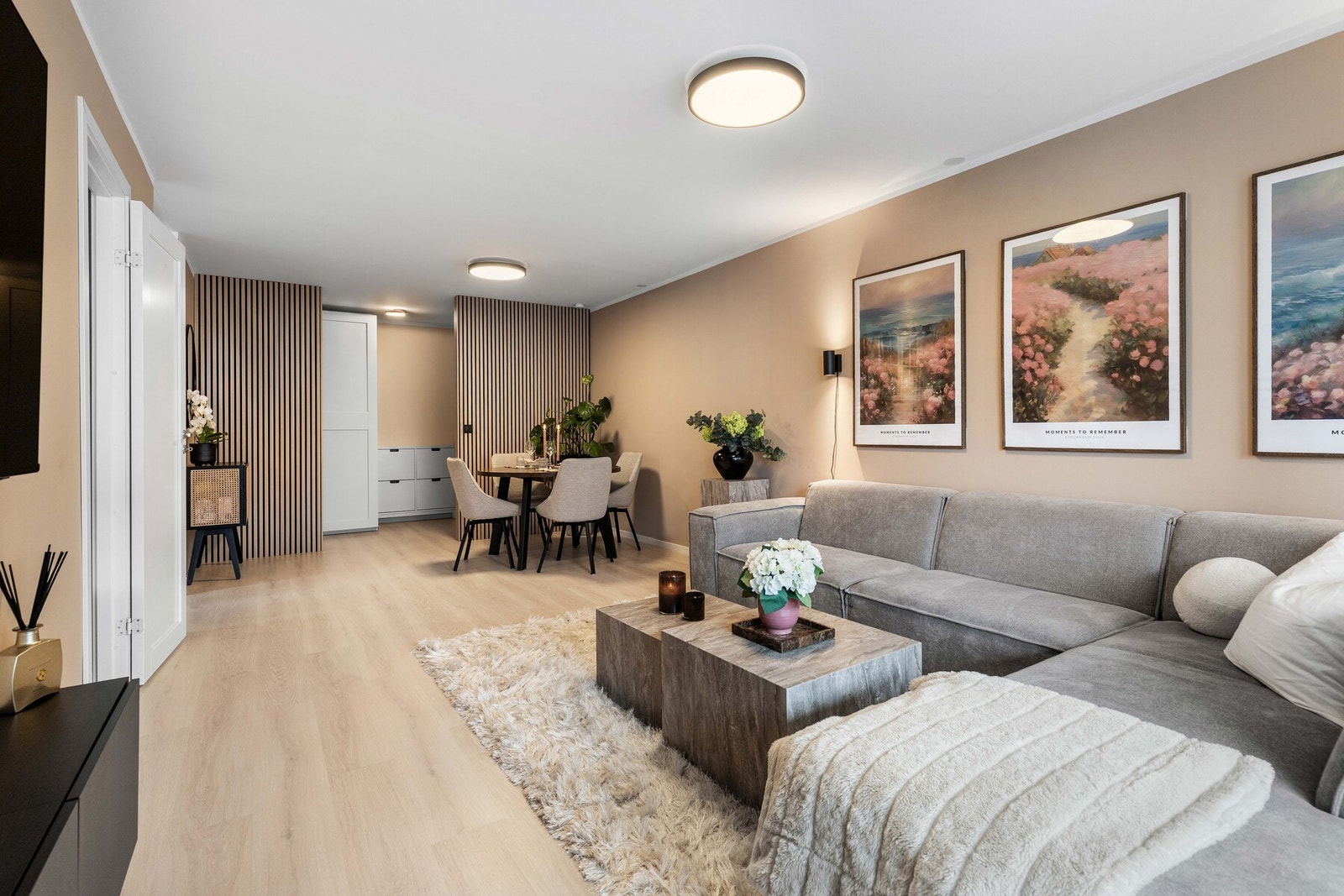 Stuen har plass til spisebord i tilknytning til kjøkkenet - perfekt for hyggelige måltider. Galleribilde
