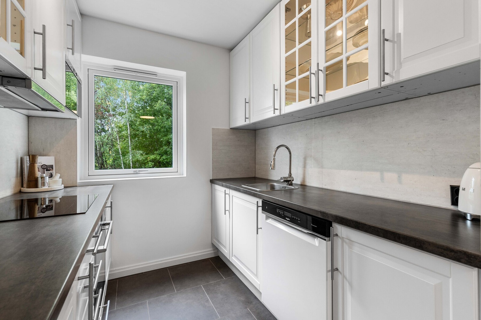 Kjøkken med god arbeidsflyt, nedfelt vask og enkel rengjøring med kitchenboard. Galleribilde