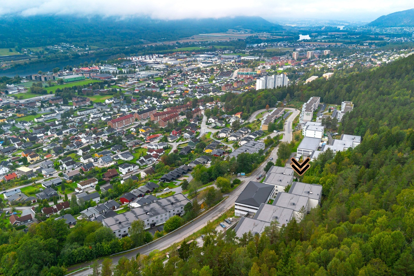 Rolig og attraktiv plassering, samtidig med enkel tilgang til sentrum. Galleribilde