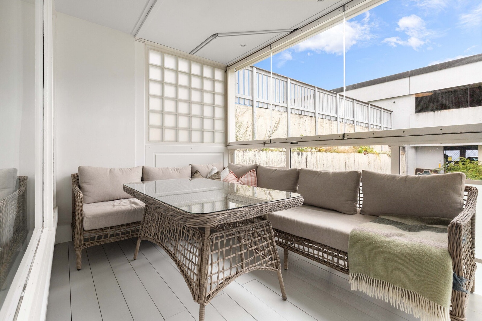 Innglasset balkong med god plass til utemøbler og spisebord - perfekt for både sommer og vinter. Galleribilde