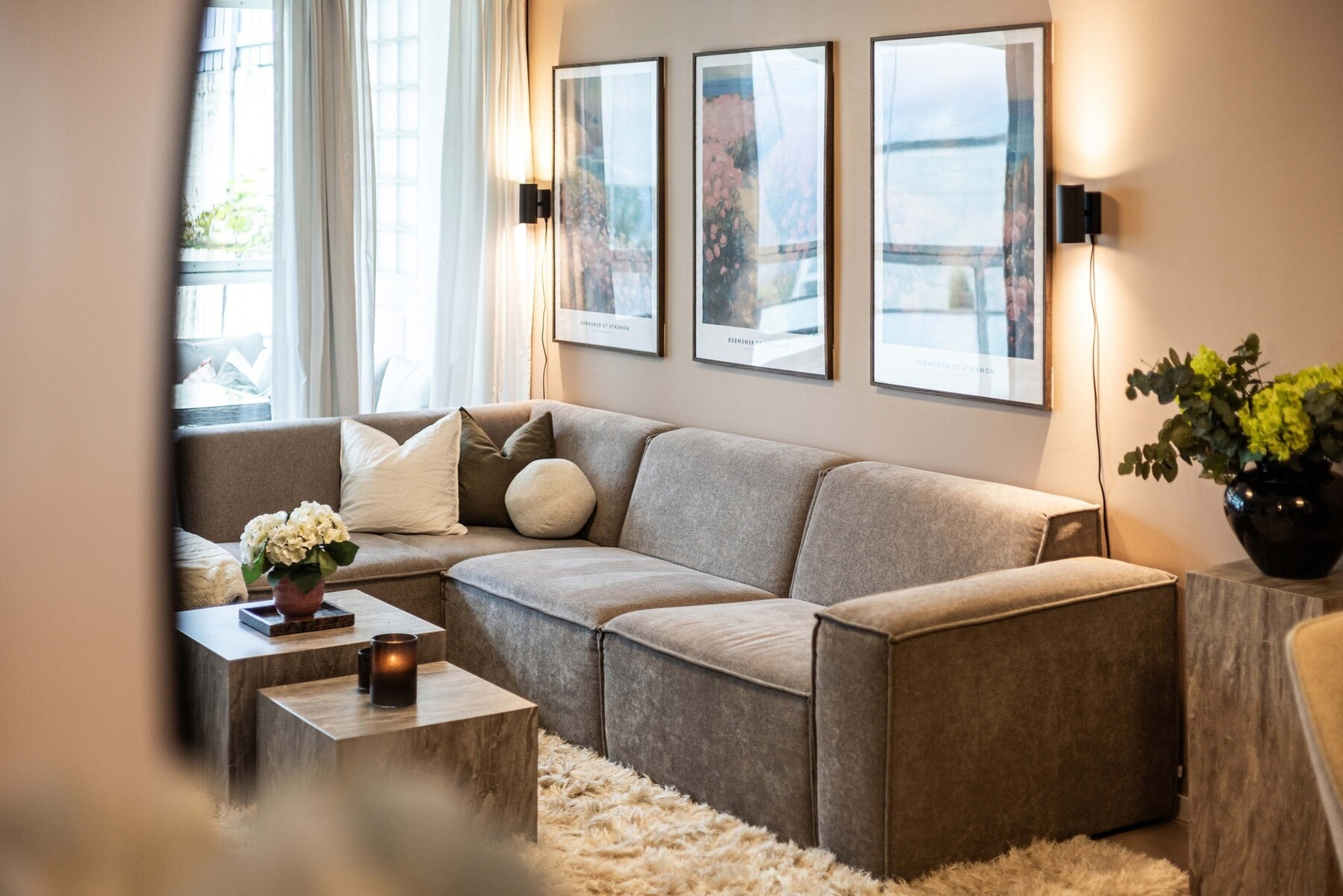Romslig stue med fleksible innredningsmuligheter og plass til både sofagruppe og oppbevaring. Galleribilde
