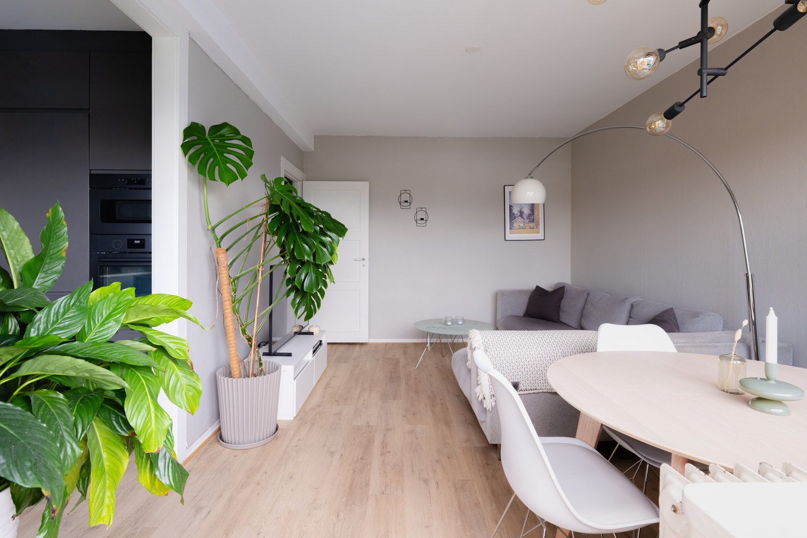 I stuen har du plass til sofa, TV, kommode og annet ønskelig møblement. Galleribilde