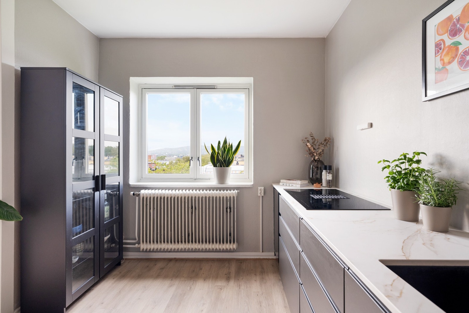 Lekkert kjøkken som er godt utnyttet og har rikelig med både skap- og benkeplass. Galleribilde