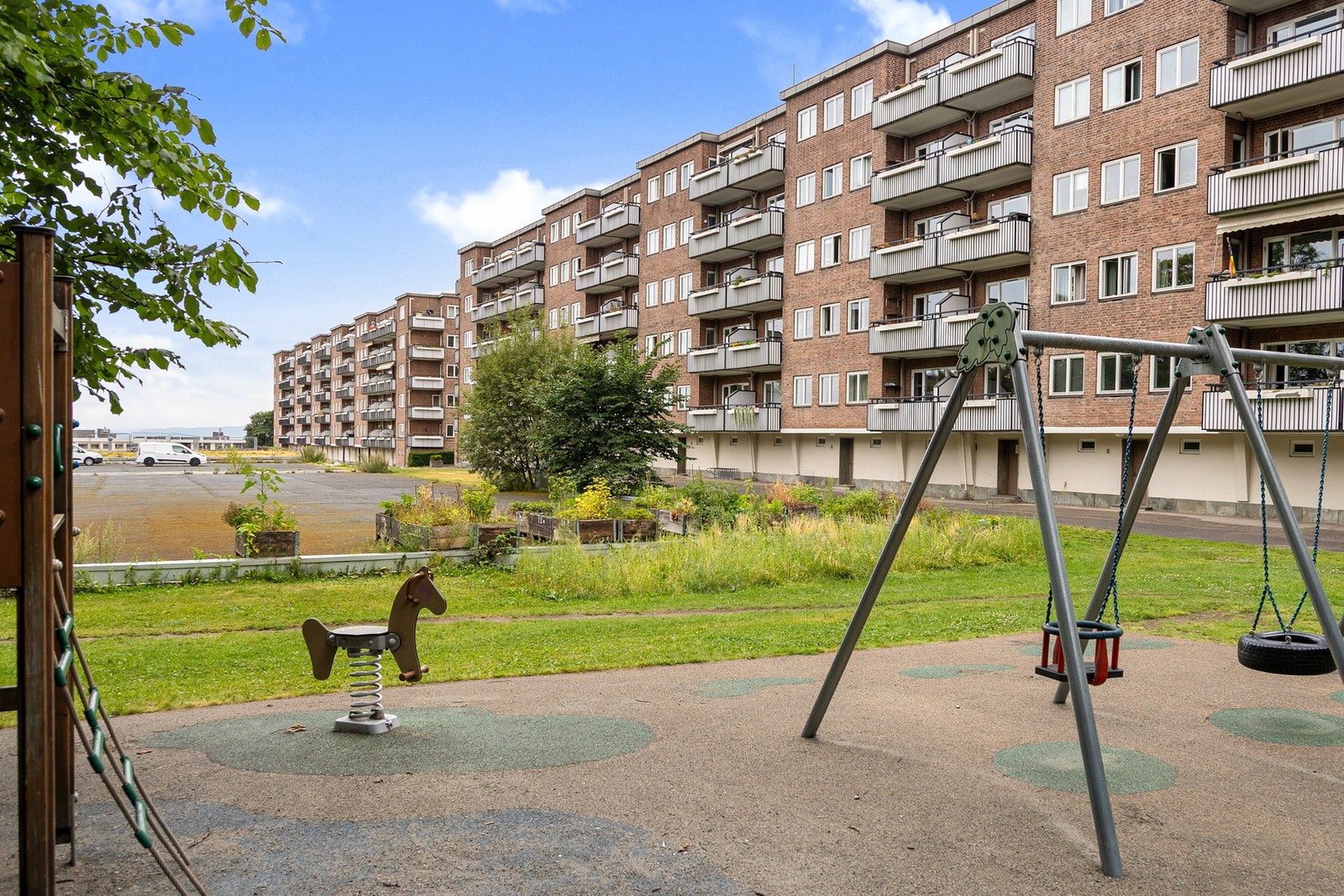 Hyggelig lekeplass i borettslaget. Her er det også arrangert bruktmarked i regi av borettslaget. Galleribilde