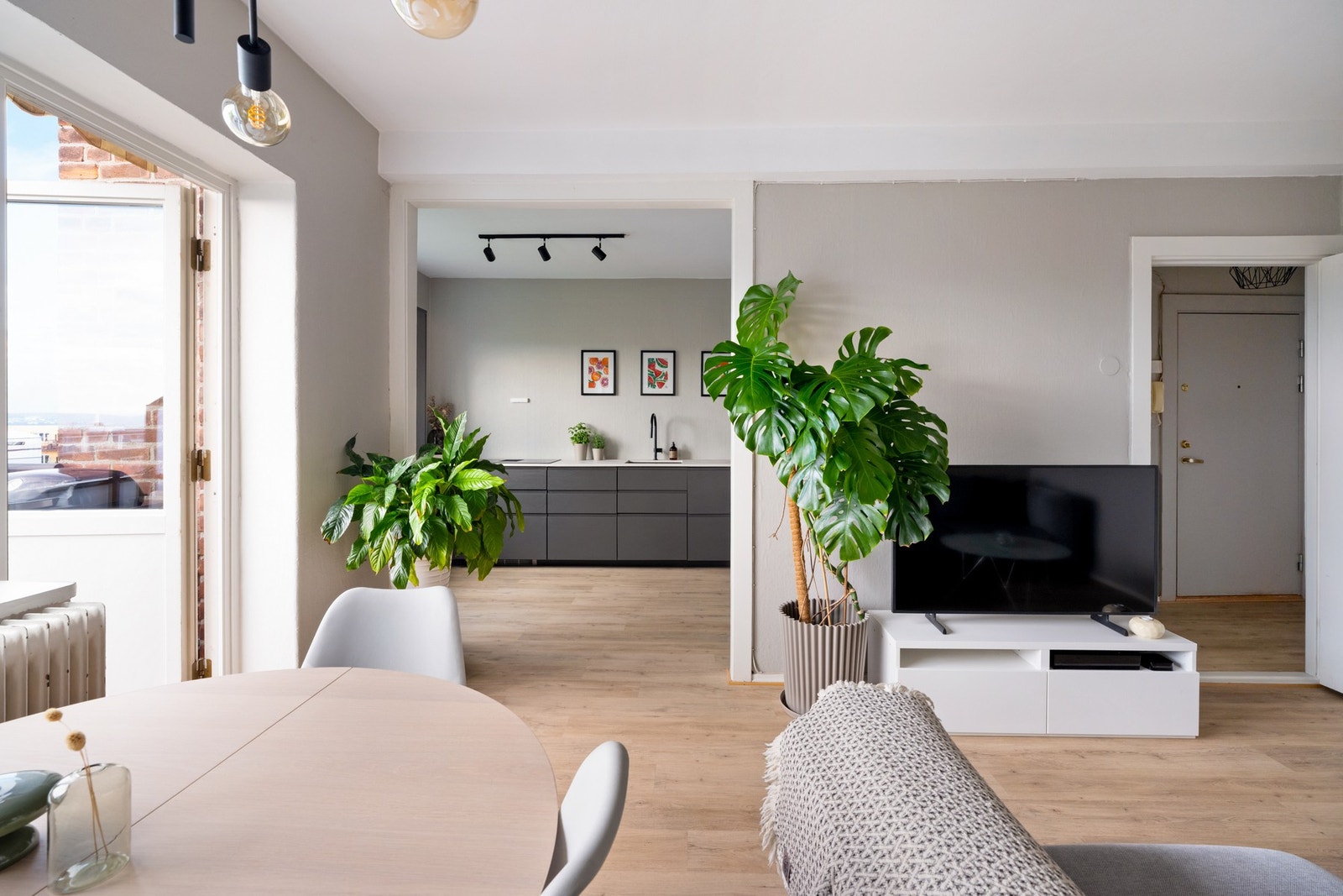 Naturlig plass til spisebord ved vinduet hvor du kan invitere venner og familie til hyggelige måltider. Galleribilde