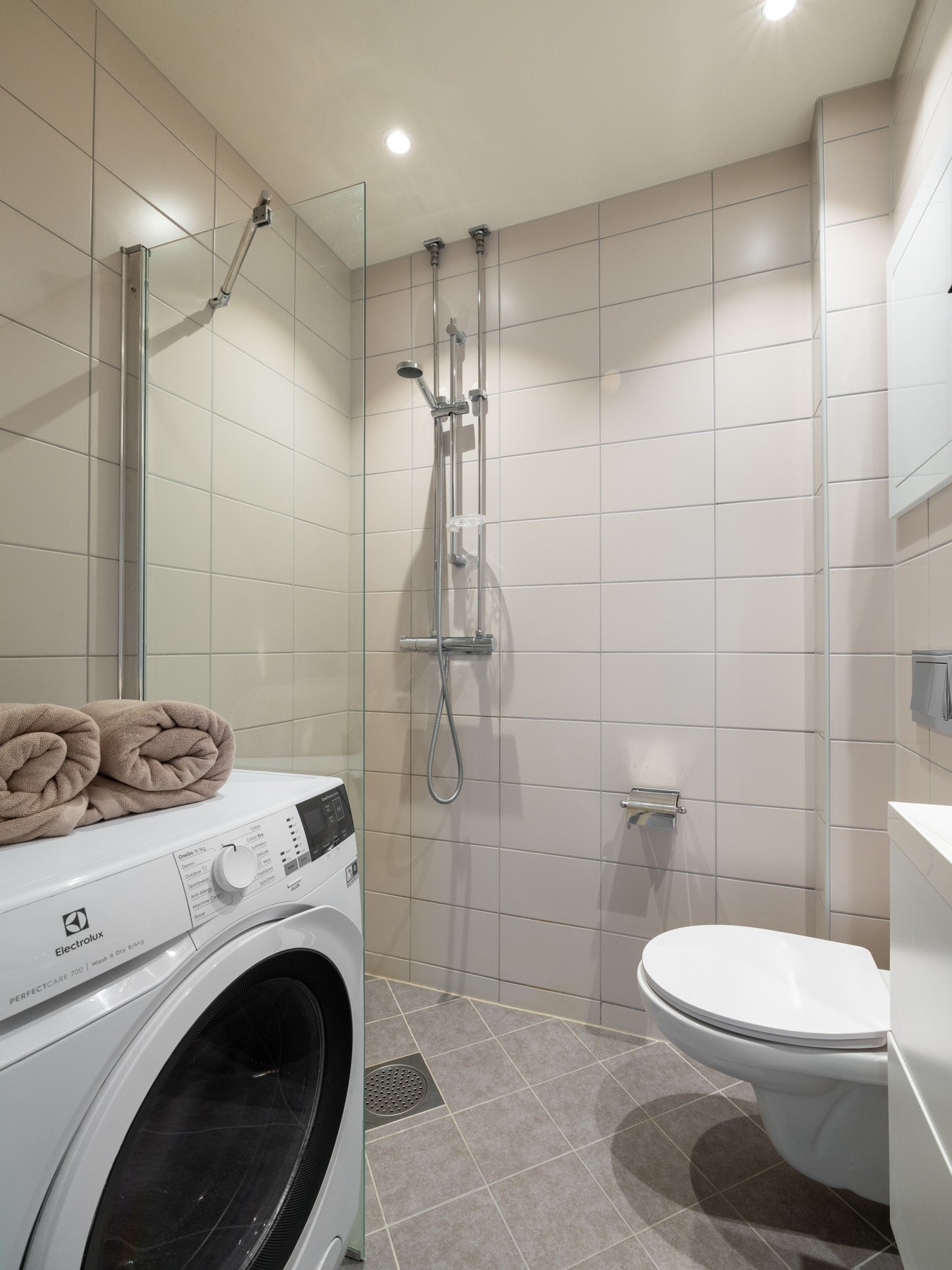 Videre er det dusj og vegghengt toalett. Det er i tillegg opplegg for vaskemaskin på badet. Galleribilde