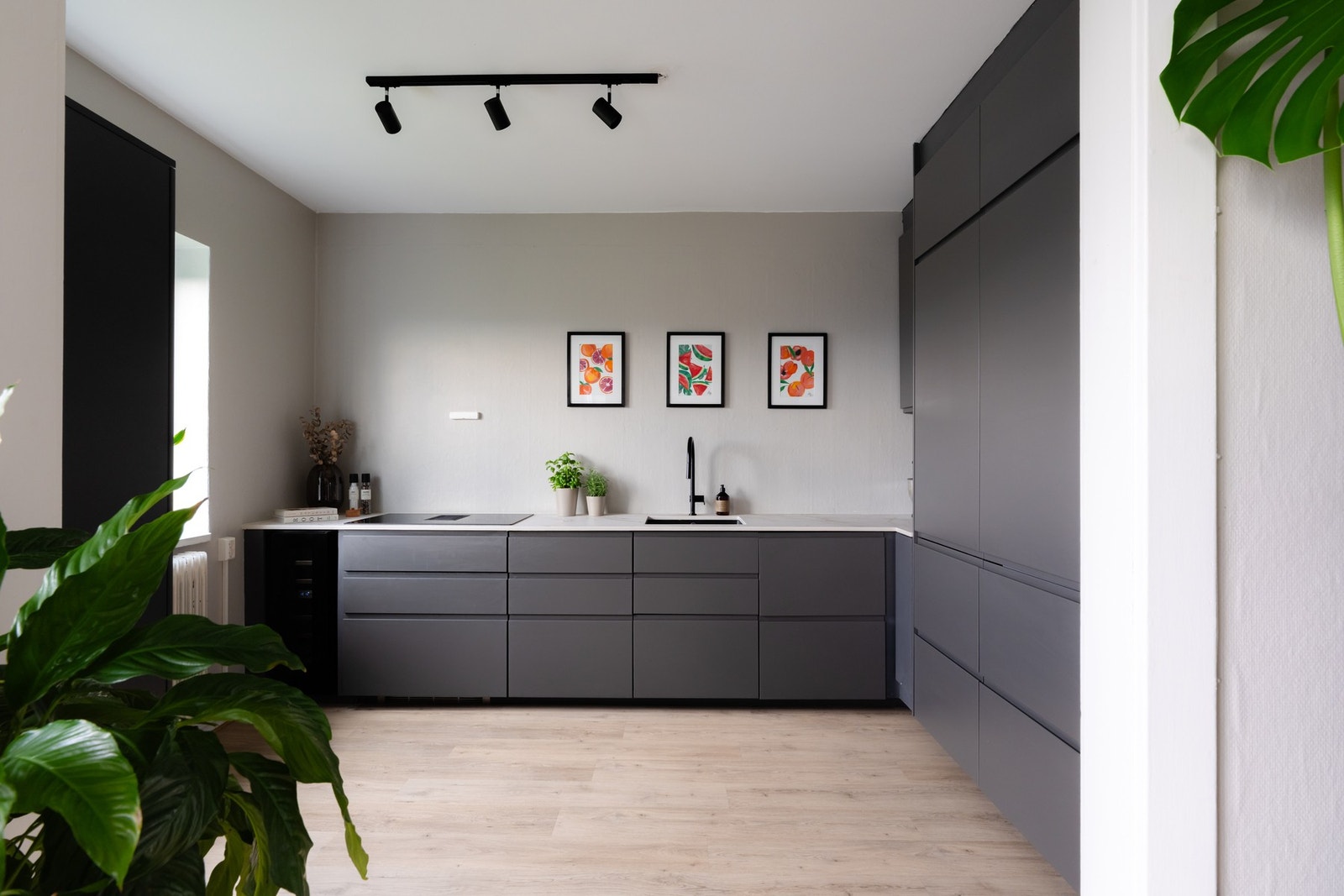 Kjøkkeninnredningen var ny i 2023 og både innredningen og hvitevarene er levert av IKEA. Galleribilde