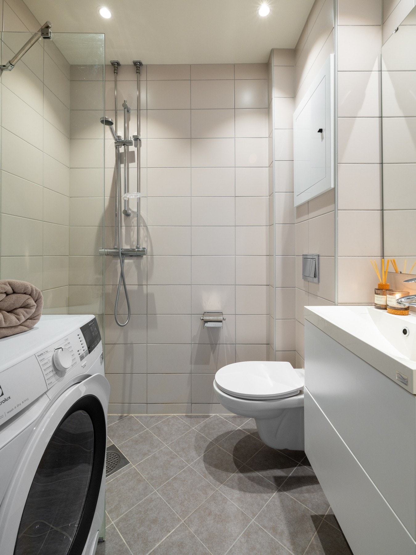 Lekkert flislagt bad med gulvvarme og downlightsbelysning. Badet ble pusset opp i regi av borettslaget i 2019. Galleribilde
