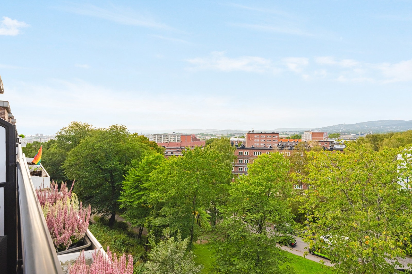Det er en lys og flott 3-roms toppleilighet med vestvendt balkong Galleribilde