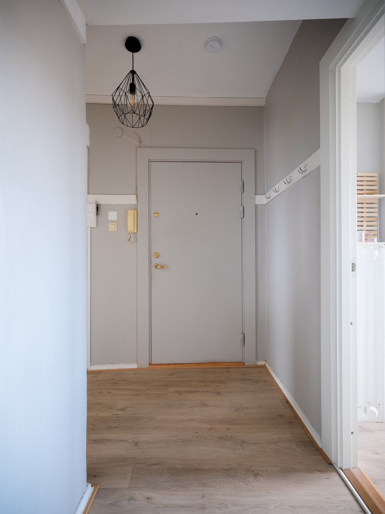Her blir du møtt av en lys og innbydende entre som gir et godt førsteinntrykk av leiligheten. Galleribilde