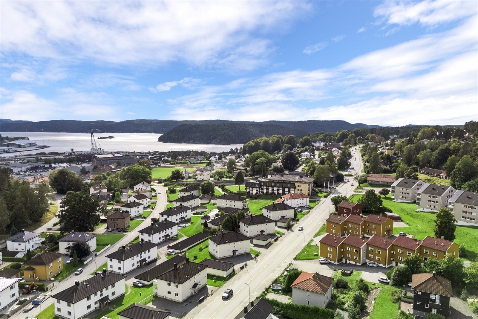 Fra leiligheten er det heller ikke langt over til den flotte sydsiden av Halden sentrum (ca. 1,3 km) med blant annet jernbanestasjon, byens fine torg og havneområde med diverse restauranter, puber, gjestehavn, butikker, hoteller, kultursal m.m Galleribilde