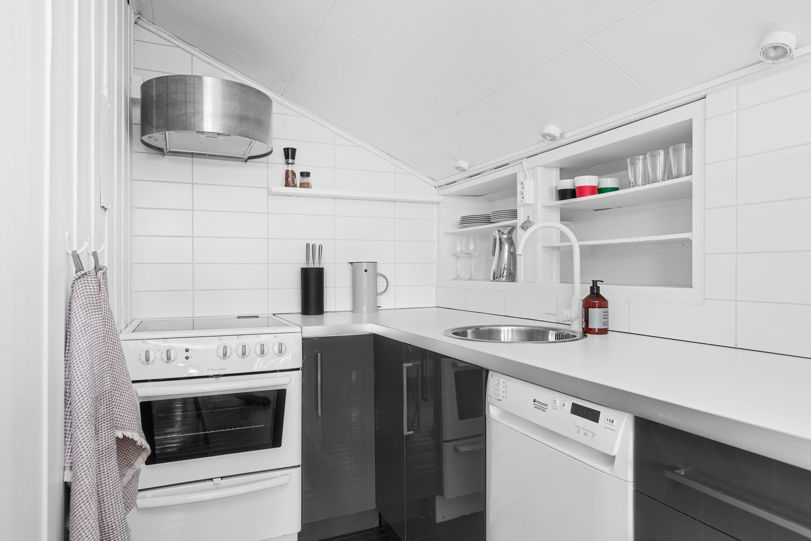 Kjøkkenet har medfølgende hvitevarer (oppvask, komfyr med platetopp og kjøle/fryseskap) Galleribilde