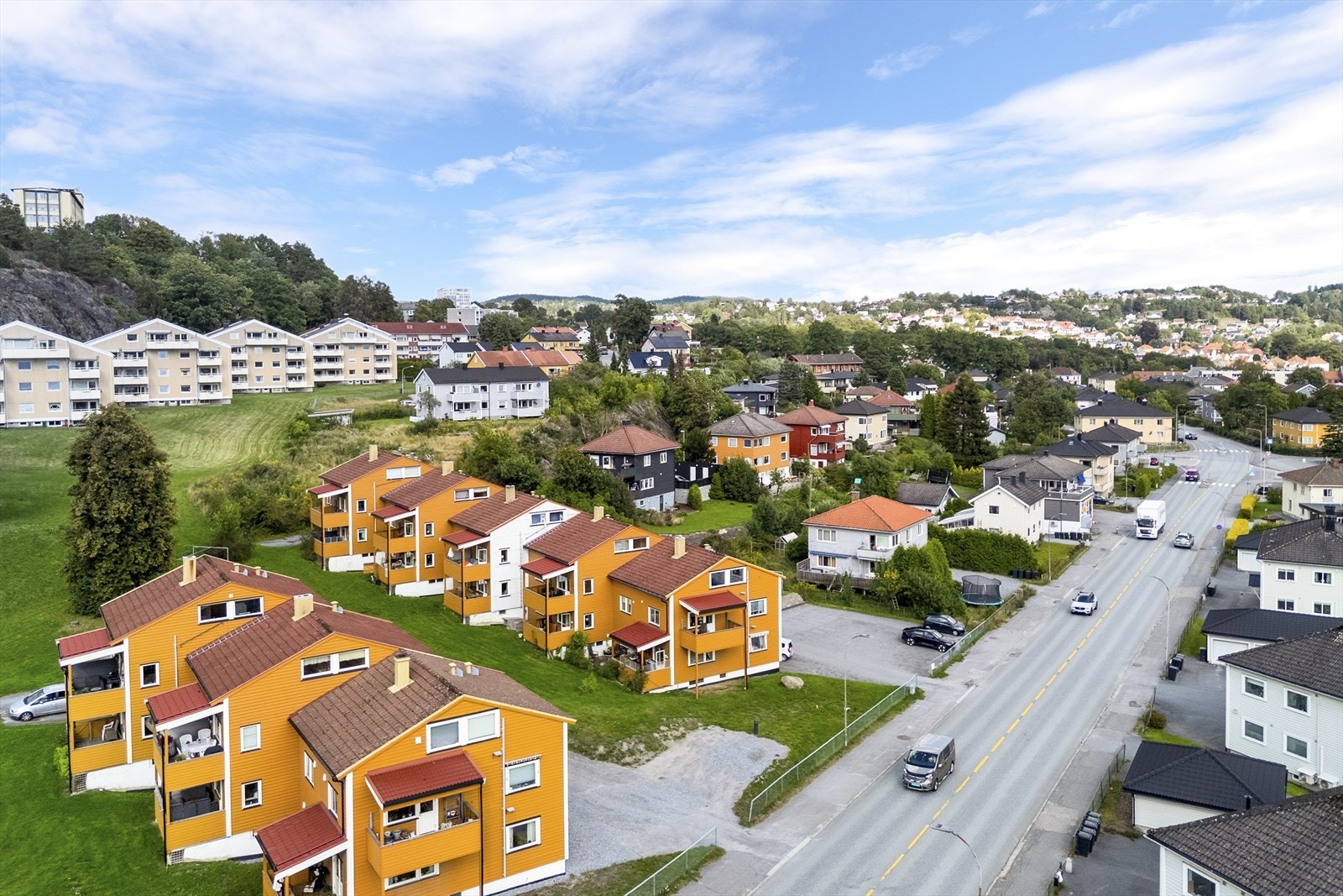 Det er gangavstand bort til byens trivelige gågate og til Busterudparken (ca. 800 meter). Her ligger blant annet, offentlige kontorer, cafeer, restauranter, små butikker, kino og diverse tjenestetilbud Galleribilde