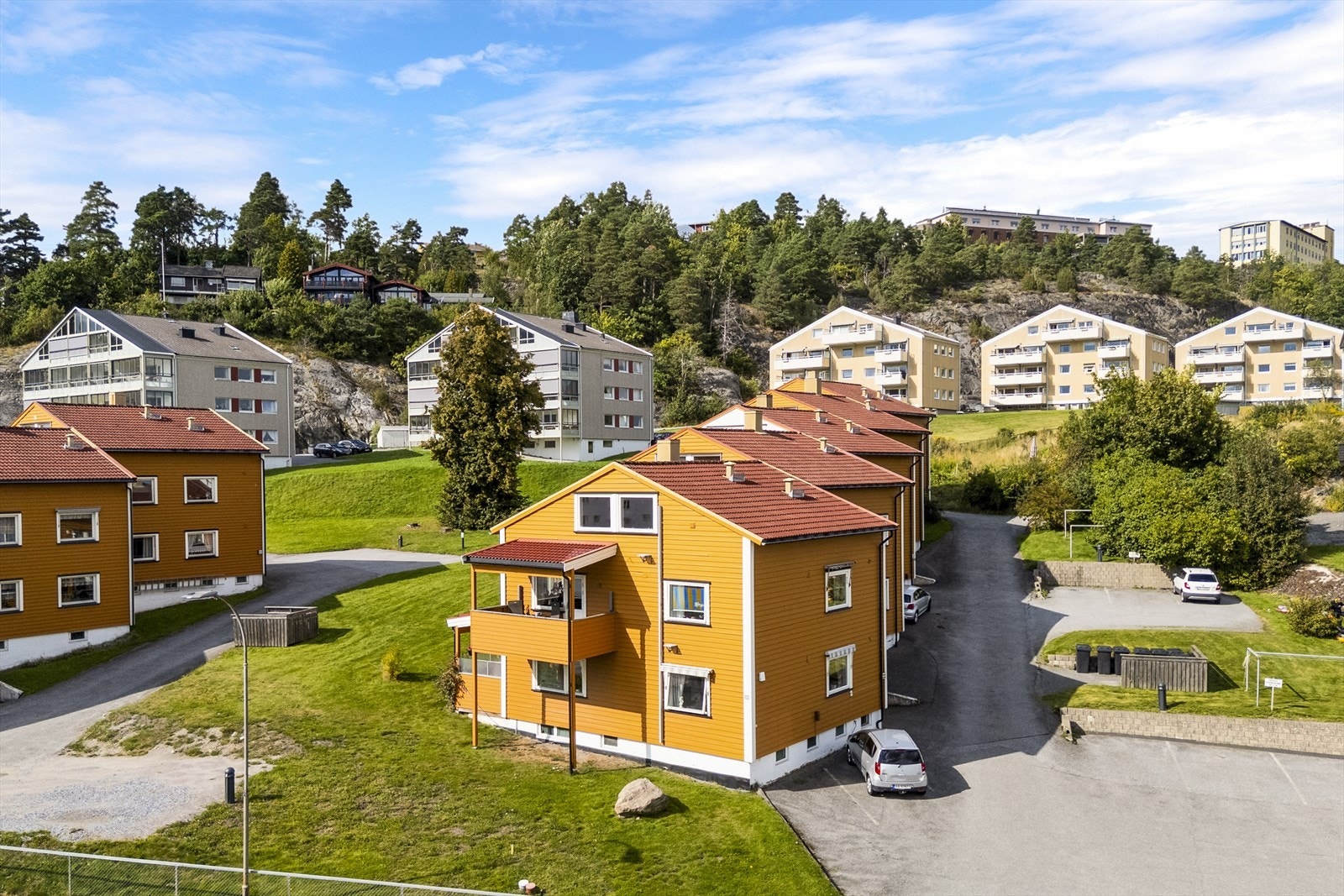 Sentral beliggenhet på nordsiden av Halden sentrum ca. 1,8 km. fra Høgskolen i Østfold med kort gangavstand til alle byens fasiliteter. Det er bussholdeplass ved hovedveien ca. 150 m fra leiligheten og det er kort vei til Stangeløkka barnehage Galleribilde