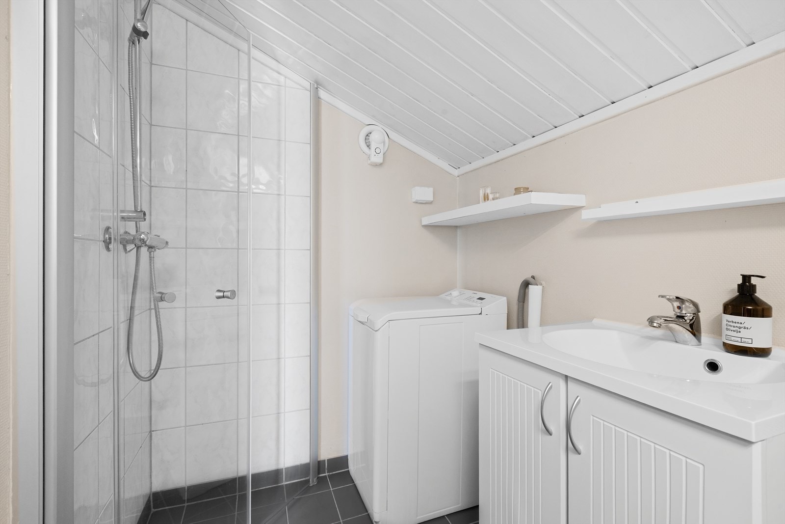 Bad/wc/vaskerom ble renovert via borettslaget i 2005 og har fliser på gulv med varmekabler og malt tapet på vegger. Dusjhjørne med glassvegger. Vaskemaskin medfølger Galleribilde